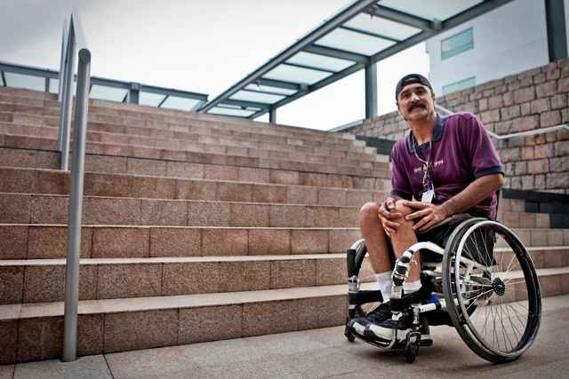 Óscar Vargas se mueve con relativa facilidad en lugares donde los obstáculos para trasladarse en silla de ruedas son evidentes.