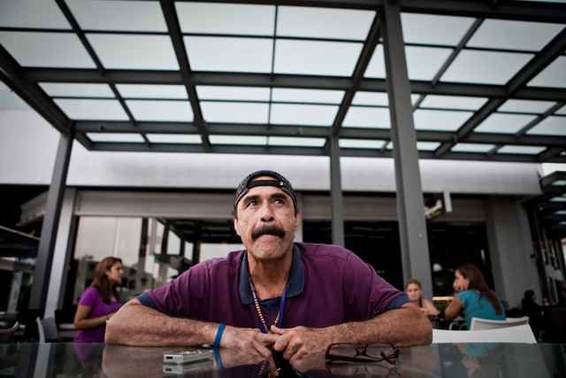 "Hace 41 años", relata Óscar, al referirse a aquella vez que llegó al Café de Don Pedro. Escuchó el chasquido de una pistola y luego vio el fogonazo...
