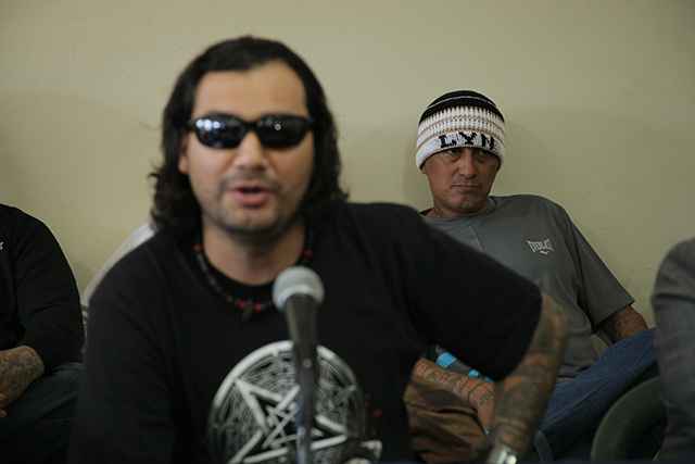 Dionisio Aristides Umanzor ("El Sirra") y Carlos Mojica Lechuga ("Viejo Lyn") participan en la última conferencia de prensa ofrecida por líderes pandilleros en la penitenciaría Central (Mariona), en 2013. Foto archivo El Faro.