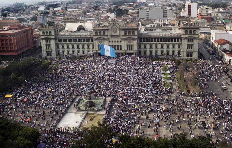 Unas 15 mil personas se reunieron este pasado sábado 25 de abril en la Plaza de la Constitución de la capital guatemalteca para exigirle al presidente Otto Perez Molina y a la vicepresidenta Roxana Baldetti su renuncia, luego que se descubriera una presunta red de currupción en la Superintendencia de Administración Tributaria de ese país.