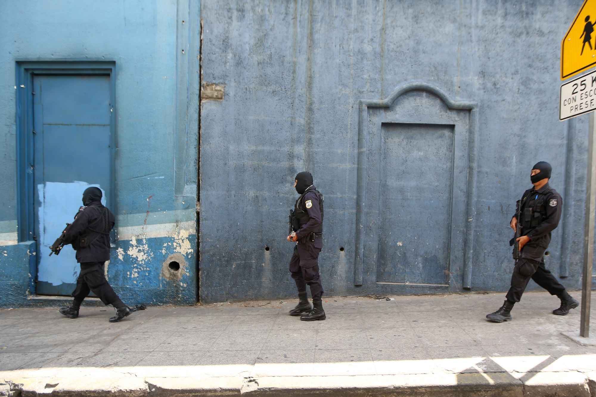Policía Nacional Civil. Pandillas. San Salvador. Police commandos patrol the streets of the historic centre of San Salvador, on August 22, 2017. The violent gangs in El Salvador have become a social movement though keeping their criminal character, and have developed a greater capacity to resist the severe security measures that seek to eradicate them, analysts estimated. 