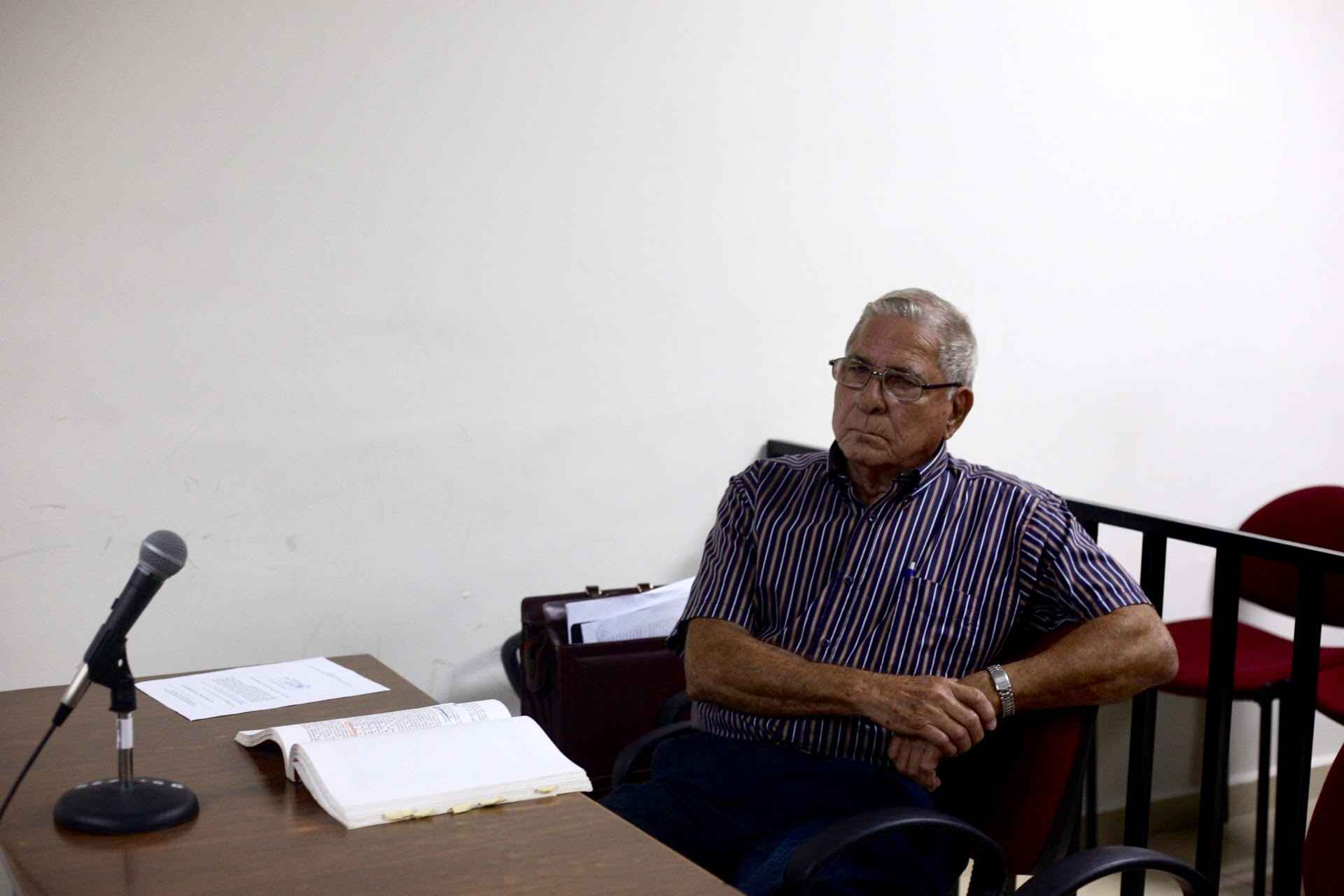 El general Bustillo espera que le cedan la palabra en la audiencia del jueves 19 de octubre. Frente a él, una copia del informe de la Comisión de la Verdad que el general quiere ocupar como prueba de descargo. En el relato de la masacre de El Mozote que hay en ese documento no aparece mencionado su nombre. 