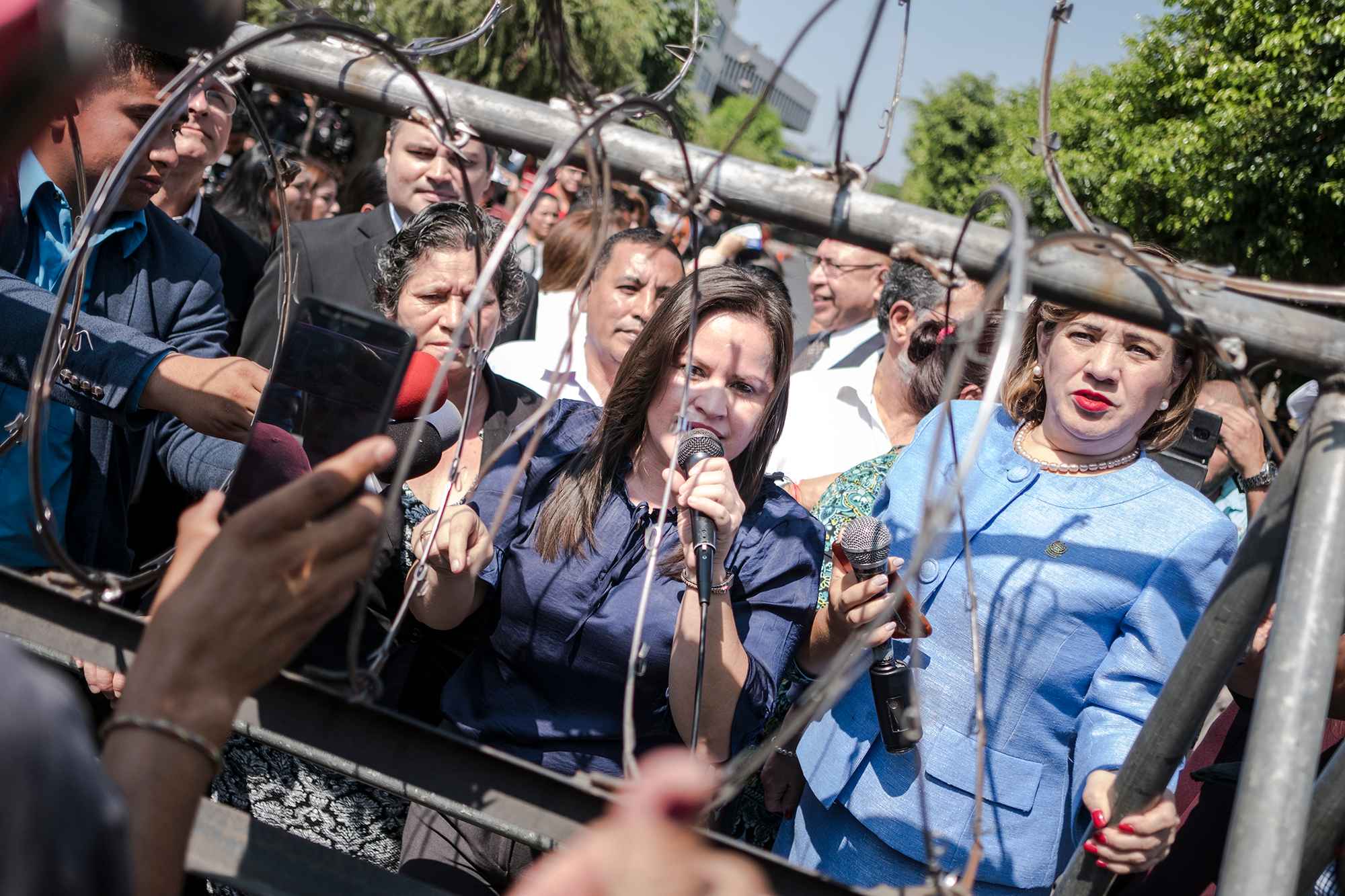 Diputados del FMLN se acercaron a los manifestantes para demostrar su apoyo. Los del Frente han rechazado la propuesta de los partidos de derechas, pero las organizaciones sociales, y ahora también los estudiantes universitarios, no les perdonan que, en 10 años de Gobierno y con el control de la Asamblea hasta mayo de 2018, el partido no impulsó la discusión de la ley de aguas, pese a contar con propuestas provenientes de las organizaciones civiles y trabajadas junto al Ministerio del Medioambiente. Varios de los manifestantes les gritaron a los diputados: "en 10 años no hicieron nada", “vende patria”, “corruptos”.  Foto: Fred ramos