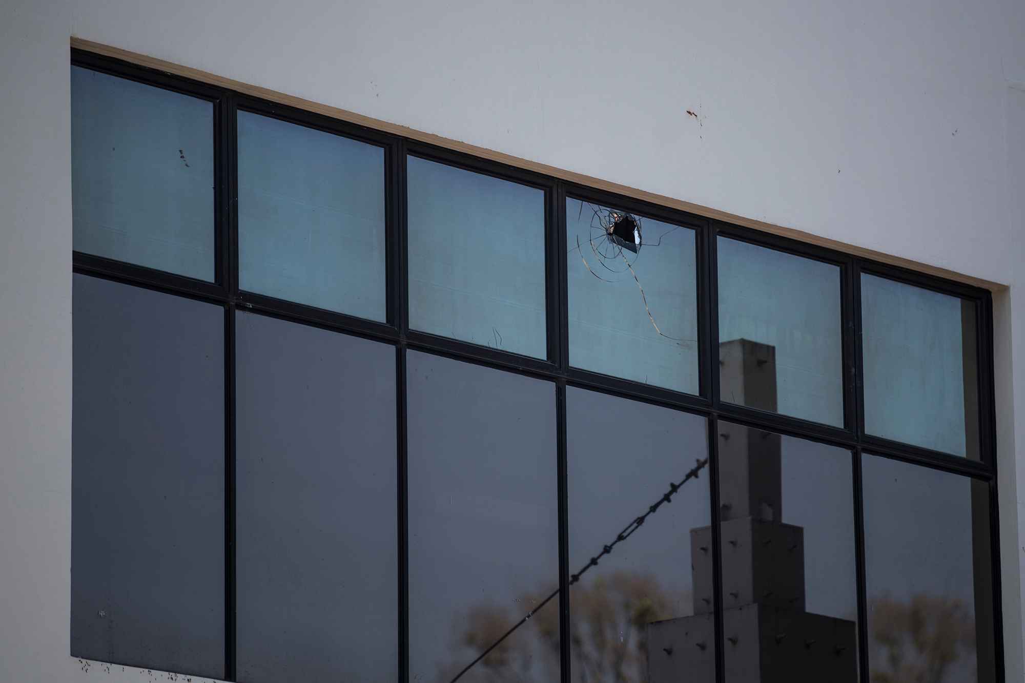 Las piedras dañaron ventanales del edificio de la Corte Suprema y vehículos de los empleados del Órgano Judicial. Foto: Víctor Peña.