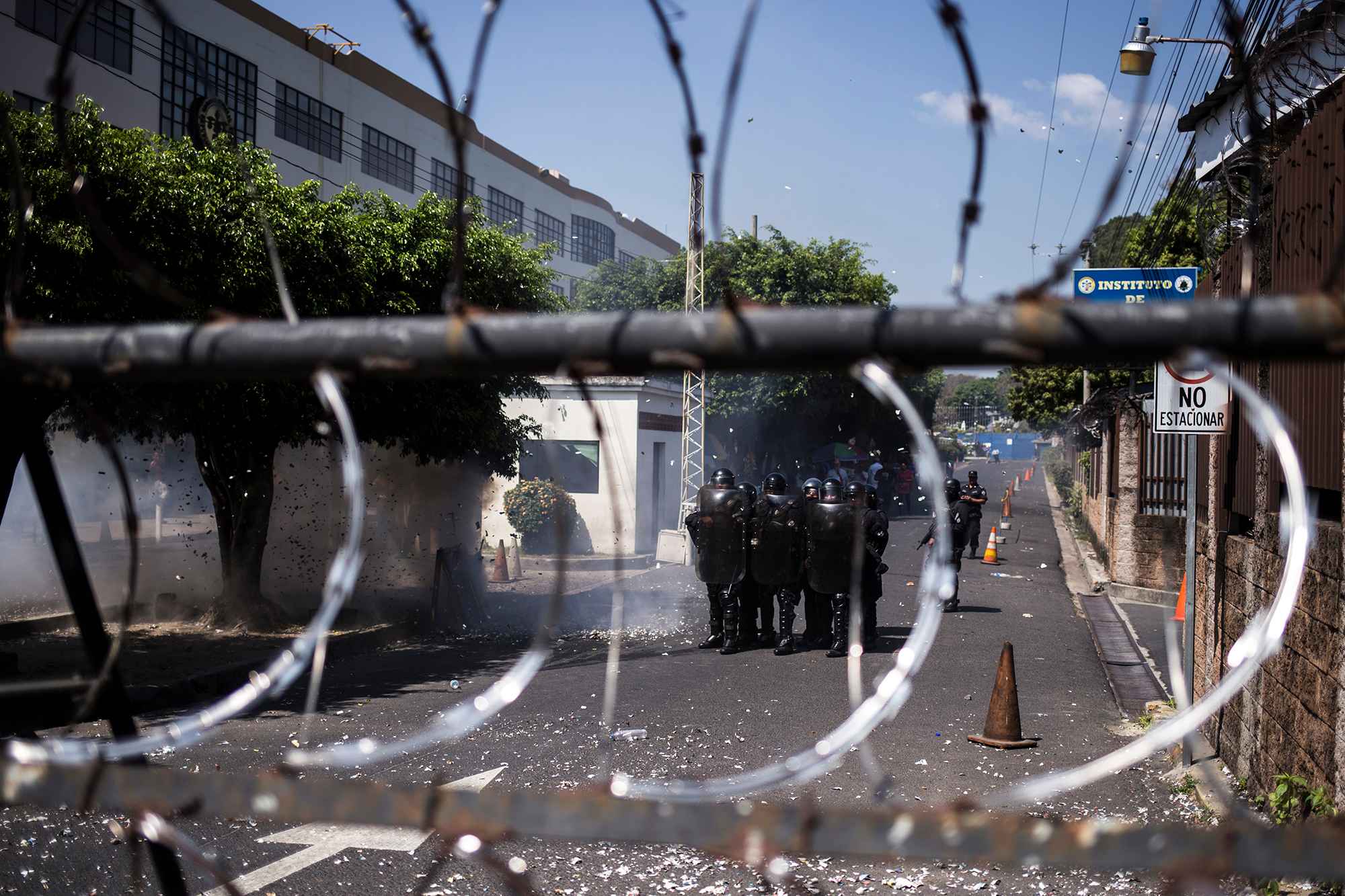 Agentes de la Unidad de Mantenimiento del Orden (UMO) fueron atacados con piedras, morteros y botellas durante media hora, aproximadamente. Algunos apuntaron para repeler la protesta. Dos bloques de policías custodiaban la calle que conduce directo al Salón Azul. Foto: Víctor Peña.