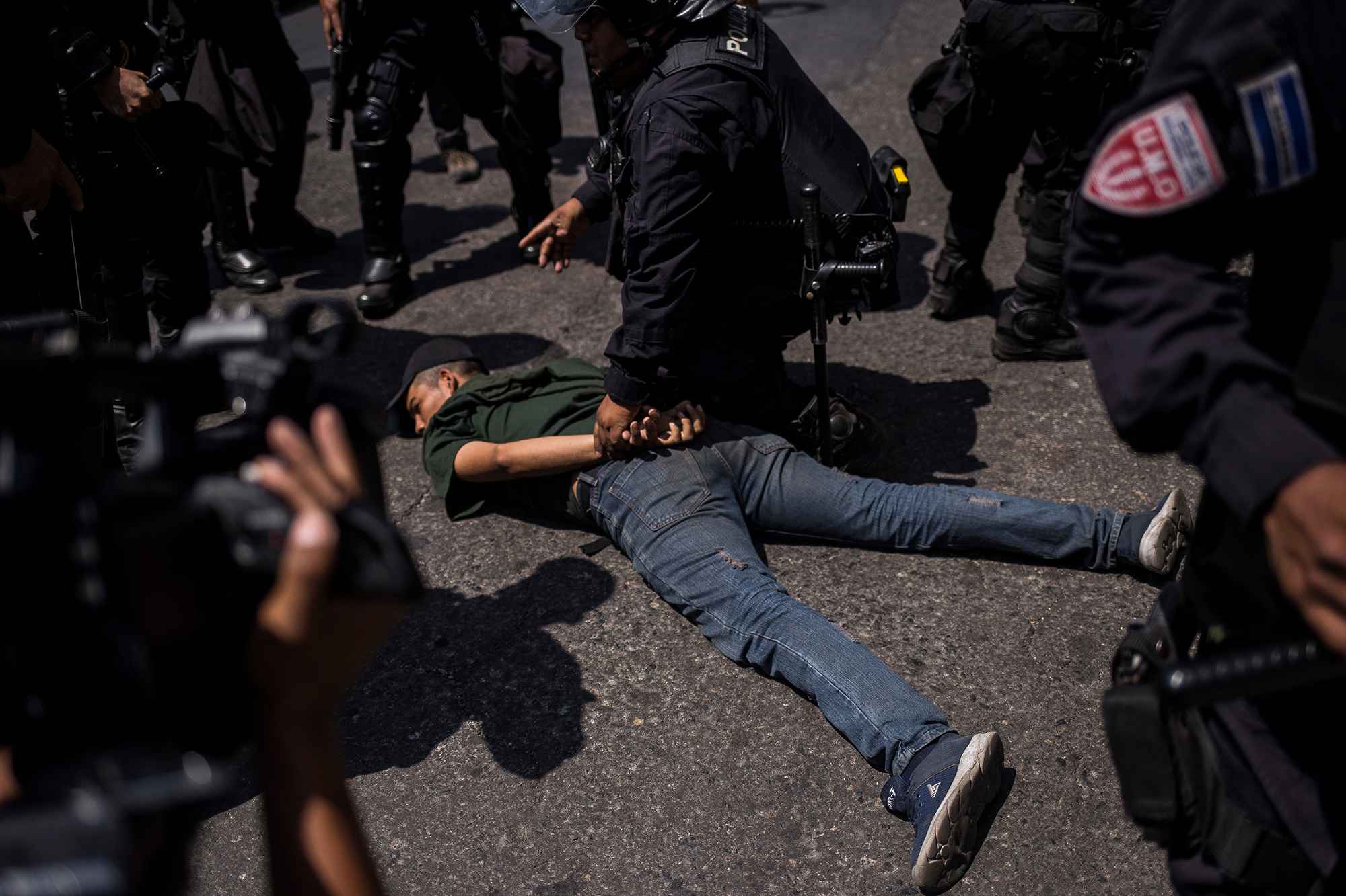 Una mayoría abandonó la protesta, después de que el rector de la Universidad de El Salvador los invitara a retirarse. Bryan Martínez dirigió un discurso a la policía sobre la importancia del agua. Solo, frente a la barricada, gritaba nombres de algunos agentes a quienes decía conocer. La Policía lo capturó cuando caminaba solo, y lo acusó de ser uno de los líderes de la marcha y uno de los protagonistas del grupo que lanzó piedras y dañó el edificio de la Corte Suprema de Justicia.