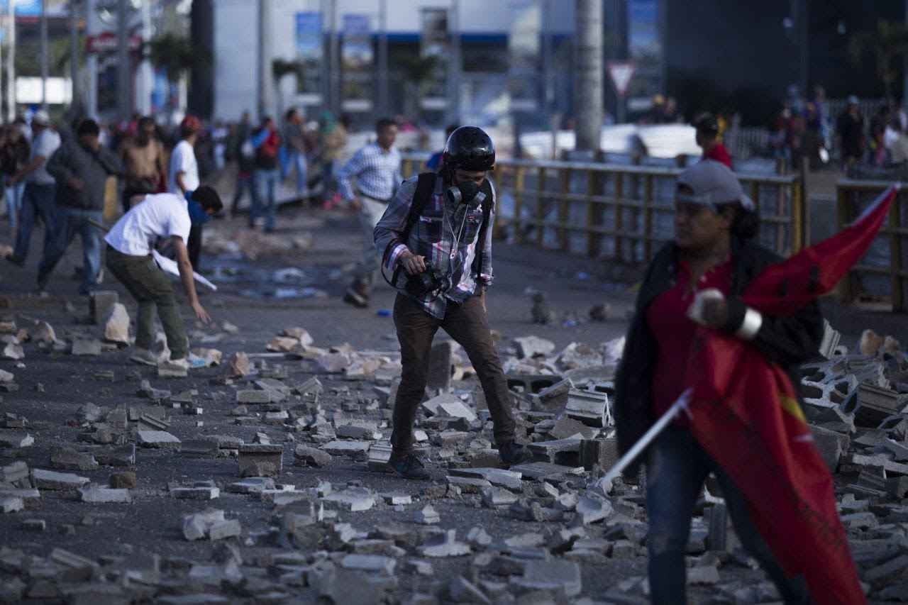 Honduran photojournalist Martín Cálix finds himself the subject of a picture during a protest in Tegucigalpa, Honduras. Photo El Faro