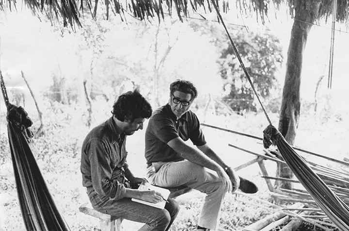 Entrevistando a Fernando Cardenal. Imagen cortesía de Santiago.