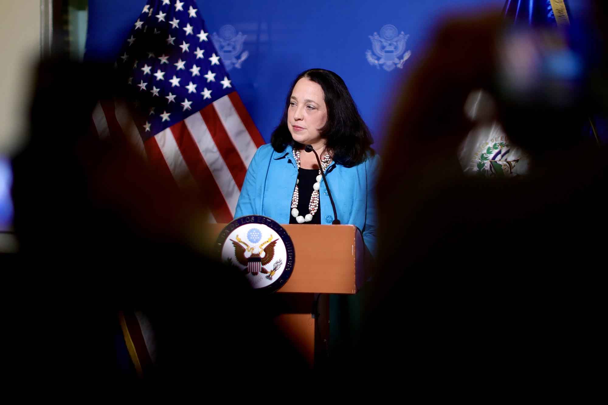 The chargée d'affaires at the U.S. Embassy in El Salvador speaks at a press conference on the night of September 4, 2021. Photo: U.S. Embassy