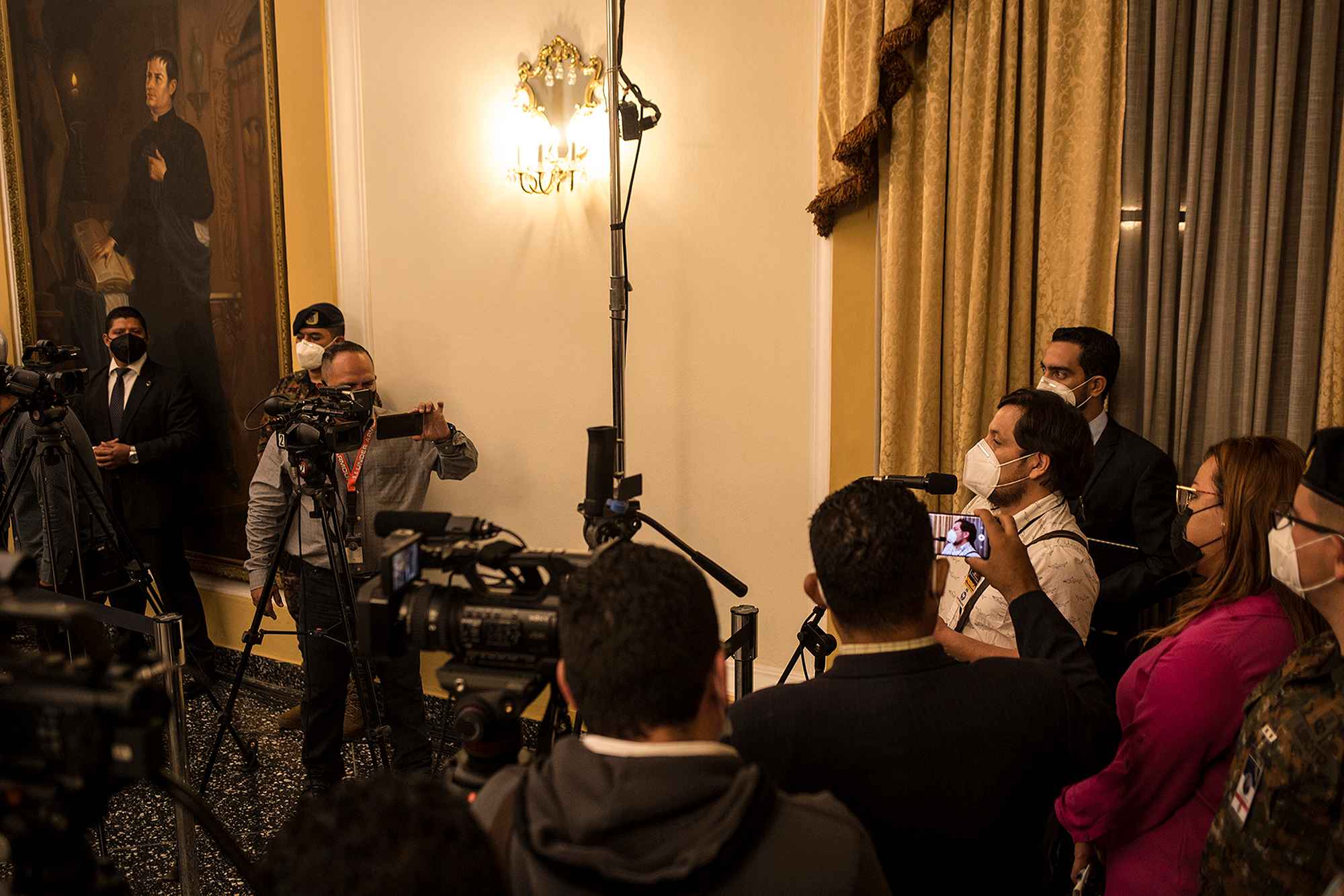 Tres empleados de Casa Presidencial graban a Gabriel Labrador, periodista de El Faro, durante su intercambio de palabras con el presidente Nayib Bukele, en una conferencia de prensa, el 24 de septiembre de 2020. Foto de El Faro: Víctor Peña.