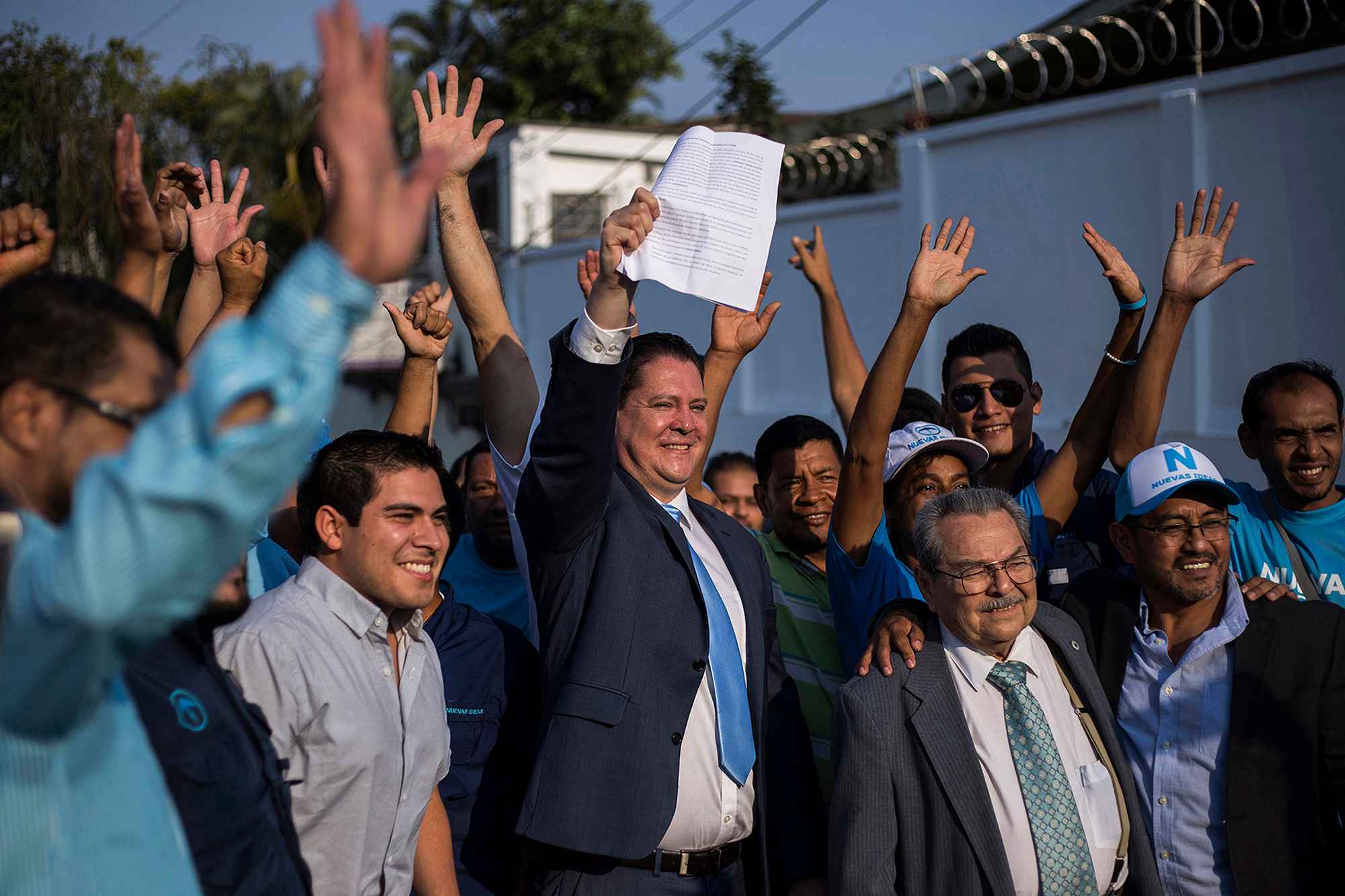 El primer presidente de Nuevas Ideas, el partido de Bukele, fue su amigo de infancia, Federico Anliker, secretario de Nuevas Ideas. En la imagen posa para las fotos después de comenzar el proceso formal de inscripción como partido político, el 4 de abril de 2018. Foto de El Faro: Víctor Peña.