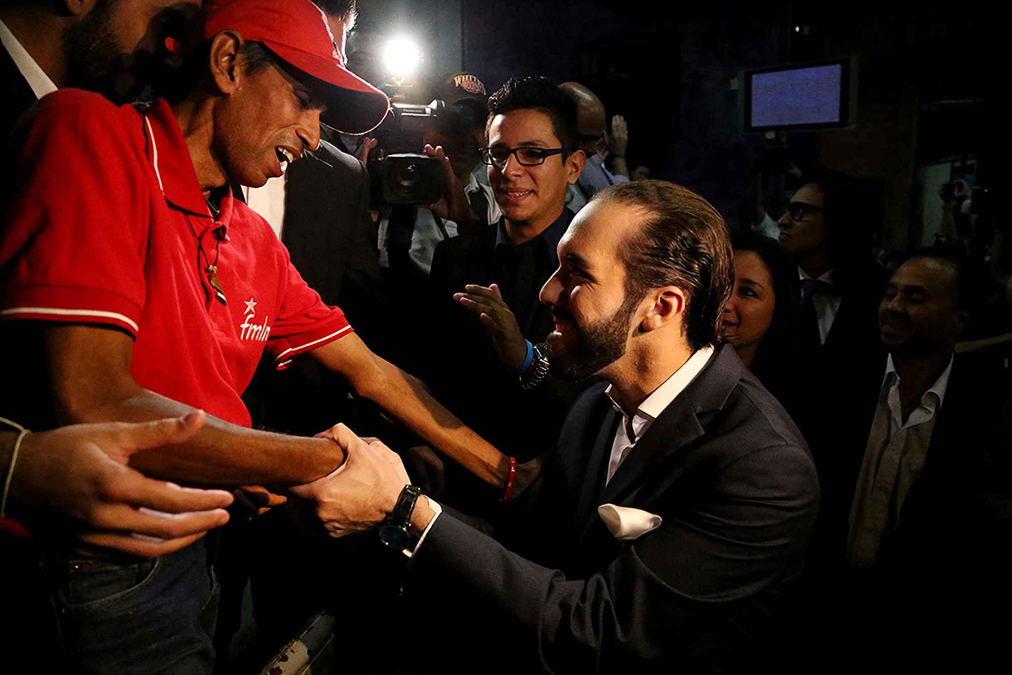 Nayib Bukele saluda a un militante del FMLN al finalizar un debate electoral en la campaña de 2015. El FMLN y su alcalde estrella protagonizaron choques públicos y privados desde 2012 hasta su expulsión en 2017. Foto de El Faro: Fred Ramos.