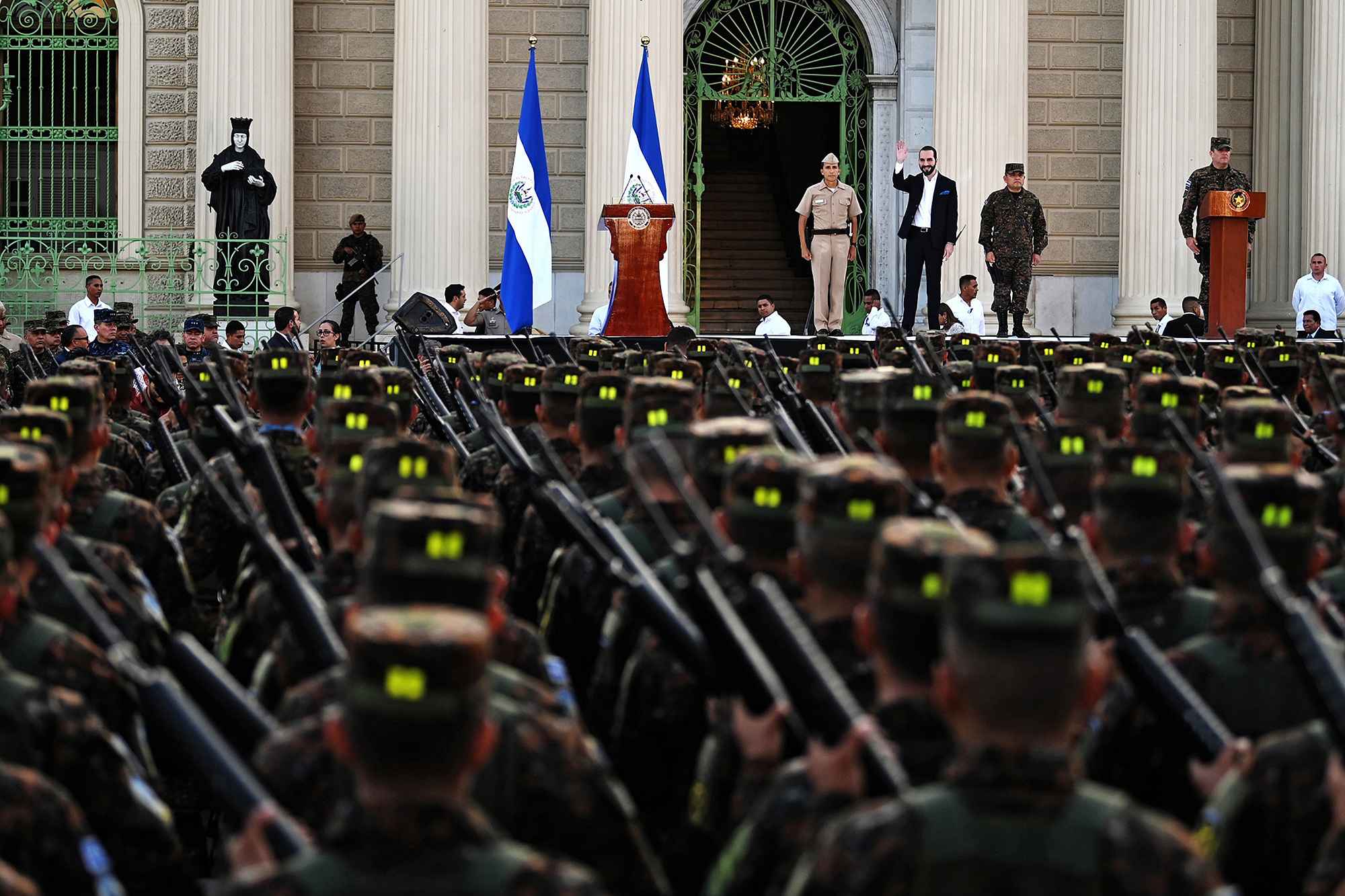 El presidente salvadoreño Nayib Bukele (3-R) saluda a los soldados que se incorporan a las Fuerzas Armadas salvadoreñas en la plaza Gerardo Barrios en el centro histórico de San Salvador, el 29 de julio de 2019.- Bukele ordenó la incorporación de 1.000 hombres a las Fuerzas Armadas para reforzar su Plan de Control Territorial contra las pandillas. Foto de El Faro: Archivo.