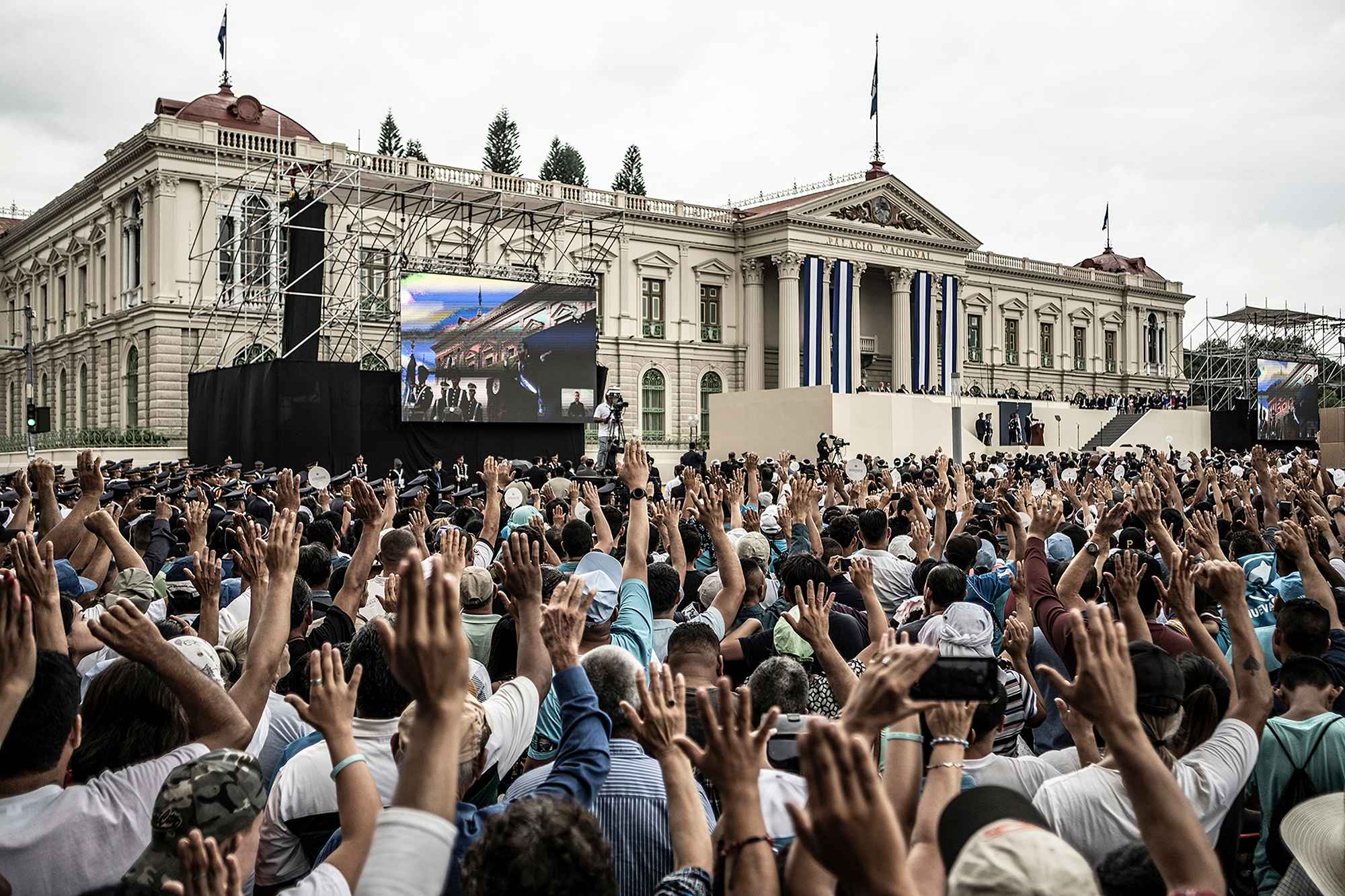 Al final del discurso, Nayib Bukele pidió a la multitud hacer un juramento,’’ Les pido que lo hagan conmigo, juramos trabajar todos para sacar nuestro país adelante, juramos defender lo conquistado el 3 de febrero, juramos que cambiaremos nuestro país contra todo obstáculo, enemigo, muro y nadie se interpondrá entre Dios y su pueblo’’. Foto de El Faro: Carlos Barrera.
