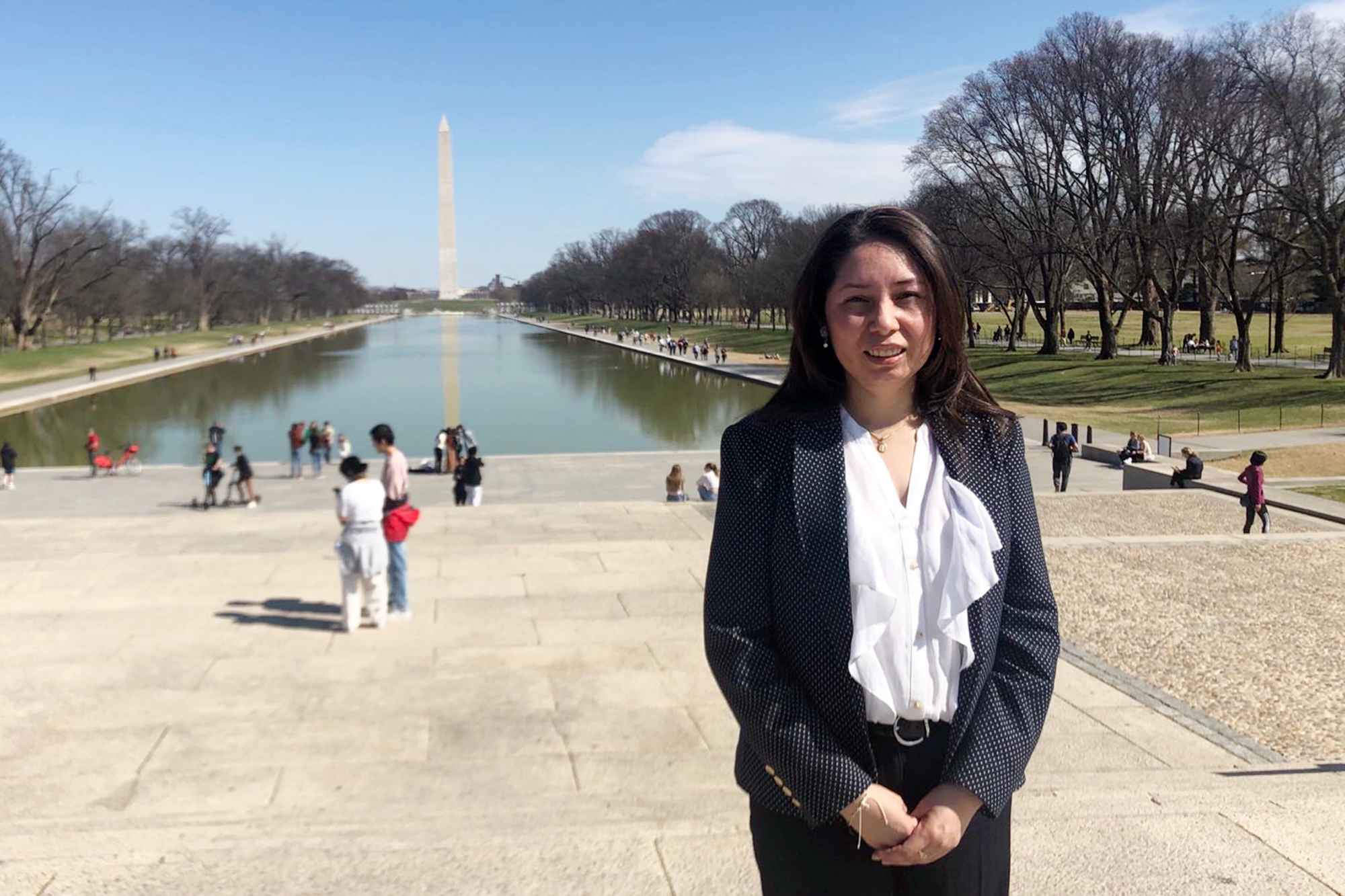 Erika Aifán, a former High-Risk Tribunal judge in Guatemala, in front of the Lincoln Memorial in Washington, D.C. Photo: José Luis Sanz/El Faro