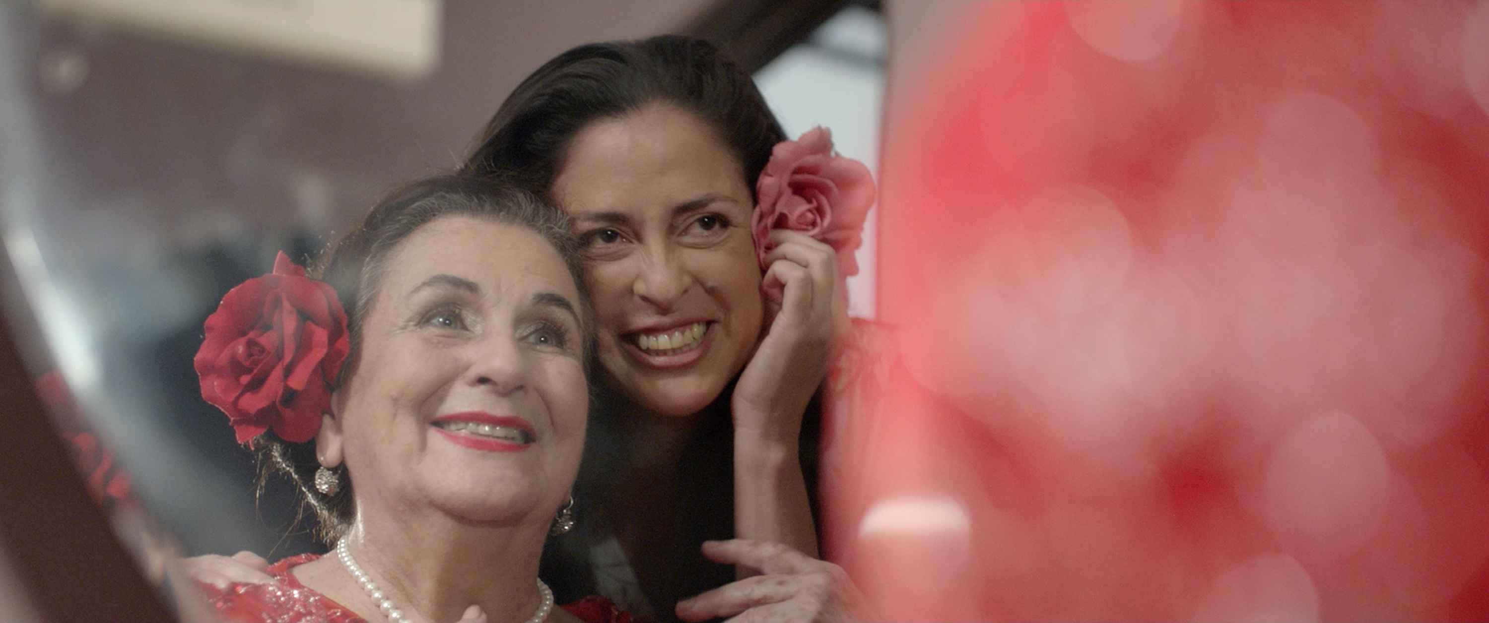 Isabel Dada (1941 –2017) y Patricia Rodríguez, protagonistas de la película salvadoreña "Antes la lluvia".  Foto cortesía de la productora  Encantada por la vida . 