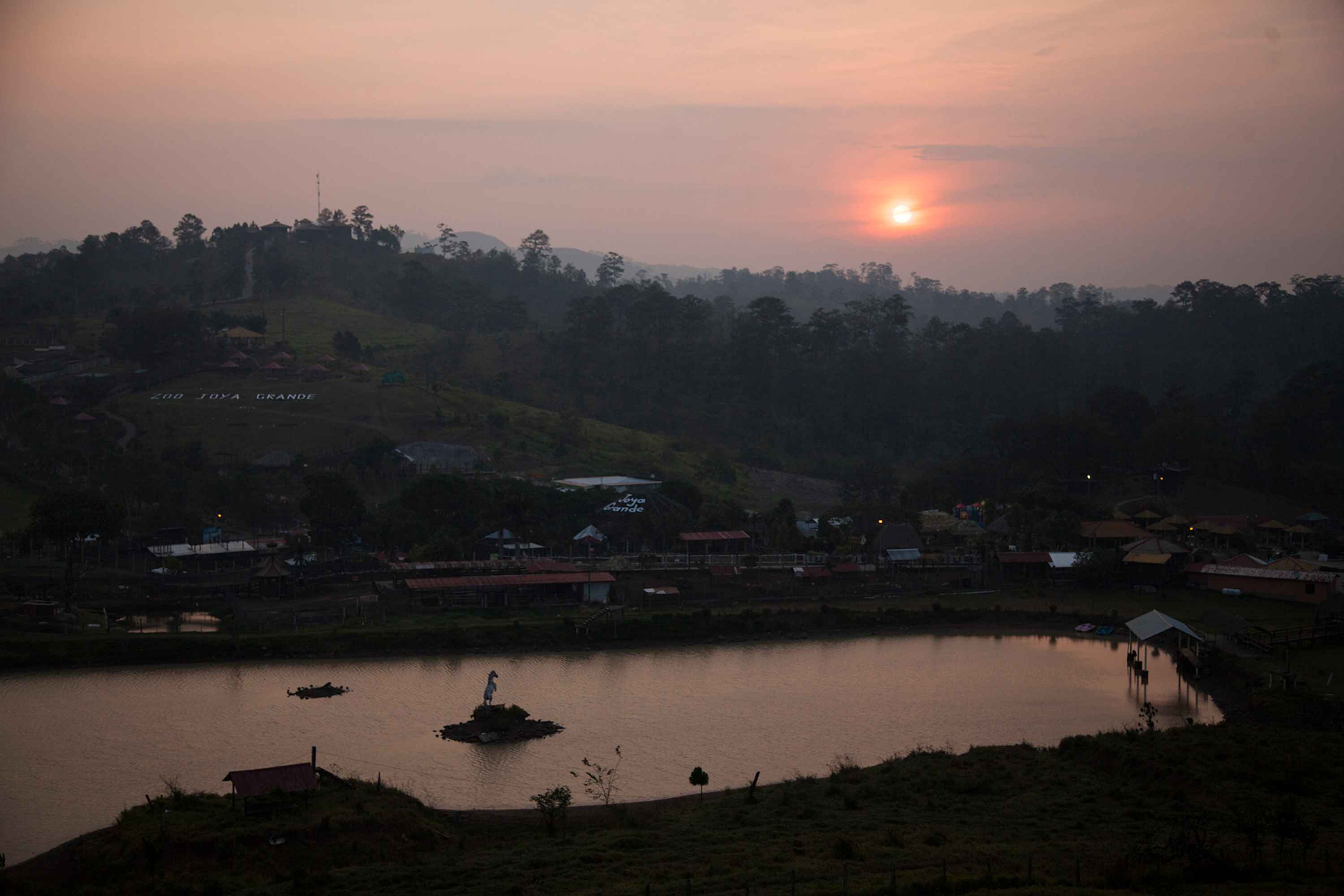 Joya Grande was built over 20 hectares of land, in the middle of the Santa Cruz de Yojoa mountains. A neighing horse sculpture decorates the quickly-eroding island in the lagoon’s center. Photo: Víctor Peña/El Faro
