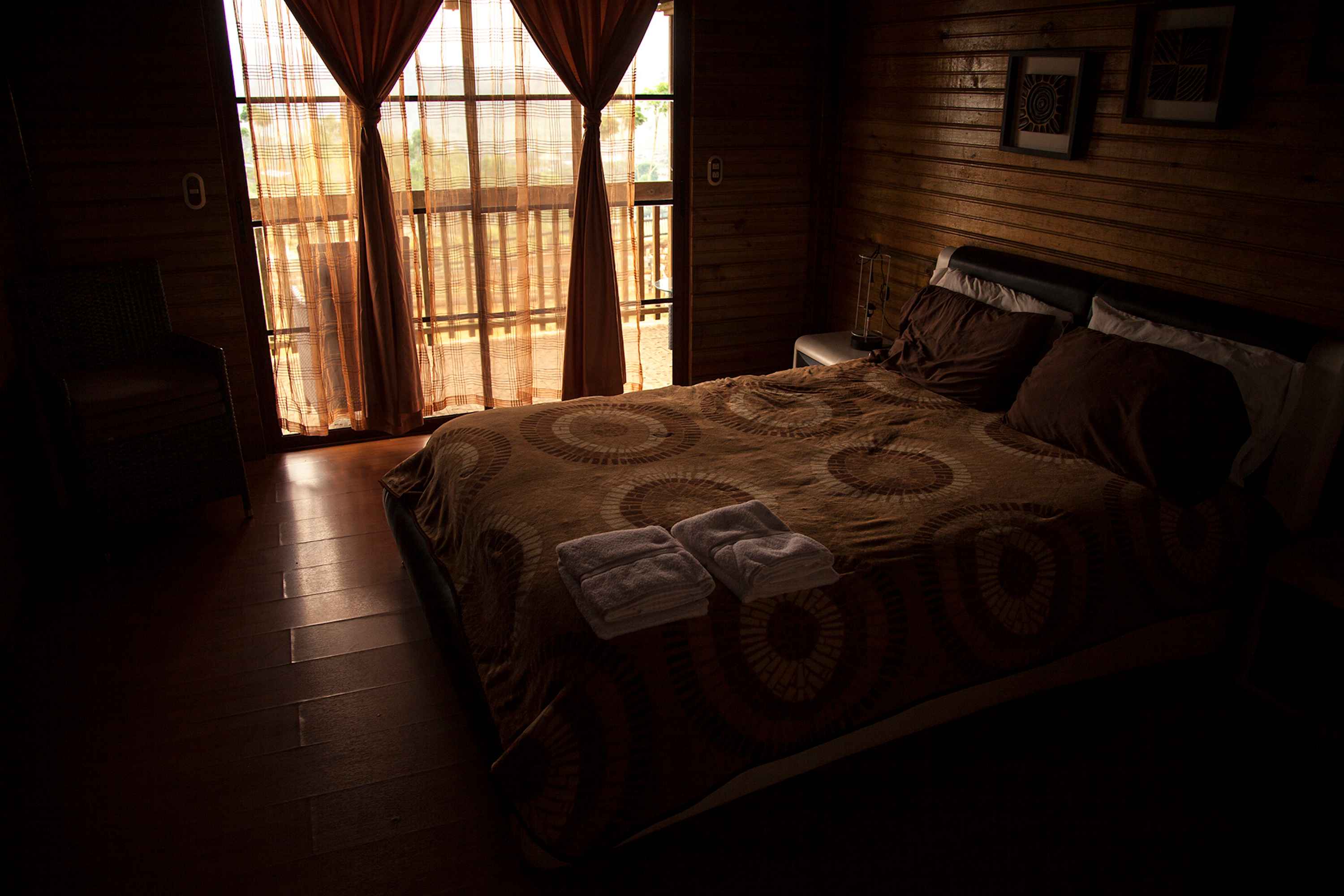 Cabin 18 was El Señor’s favorite, says the manager, referring to Devis Leonel Rivera Maradiaga. On his occasional visits to the park he would stay in the wooden cabin with a privileged view of Big Boy, his favorite giraffe. Photo: Víctor Peña/El Faro