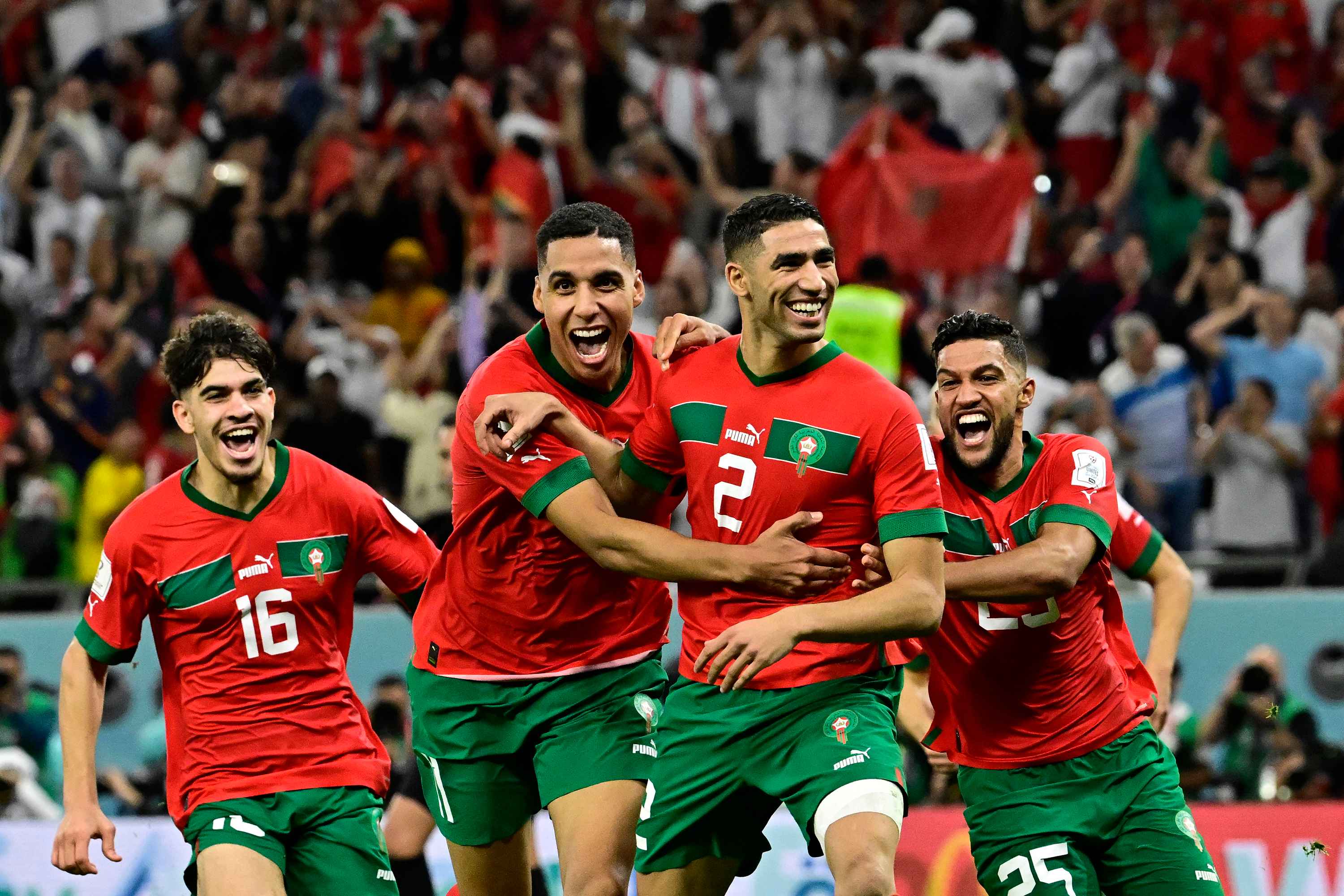 El defensor de Marruecos #02 Achraf Hakimi (2do R) celebra con sus compañeros de equipo después de convertir el último penalti durante la tanda de penaltis para ganar el partido de fútbol de octavos de final de la Copa Mundial de Qatar 2022 entre Marruecos y España en el Education City Stadium en Al-Rayyan, al oeste de Doha el 6 de diciembre de 2022. (Foto de JAVIER SORIANO / AFP).