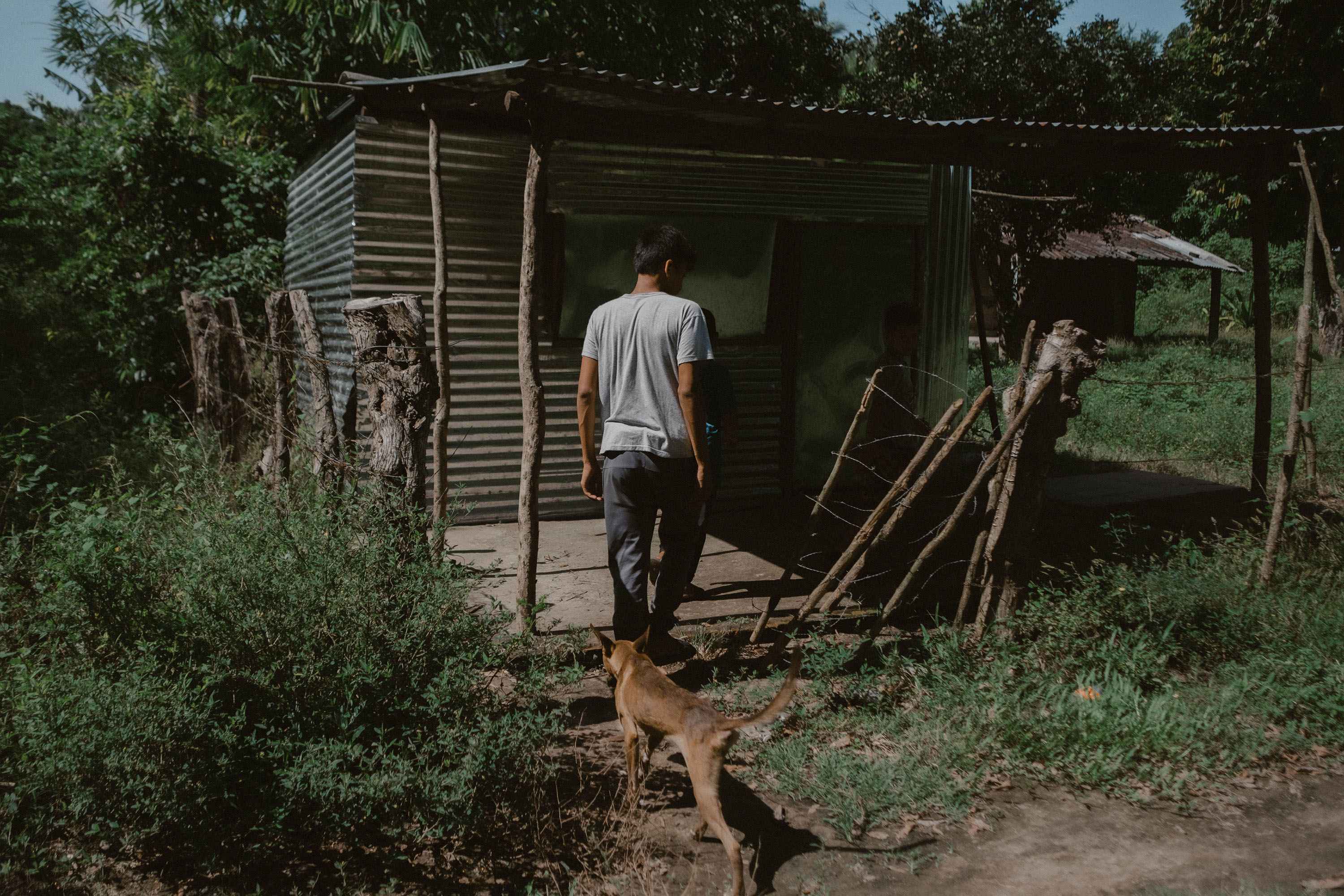 Adonay, 14, is one of eight teenage minors arrested on November 5 in Amando López, a rural community in the southeastern Salvadoran municipality of Jiquilisco. In the mornings, he works as a fisherman and in the fields. But since the night of his arbitrary detention, Adonay has not gone back to work out of fear for his safety. Photo: Carlos Barrera/El Faro