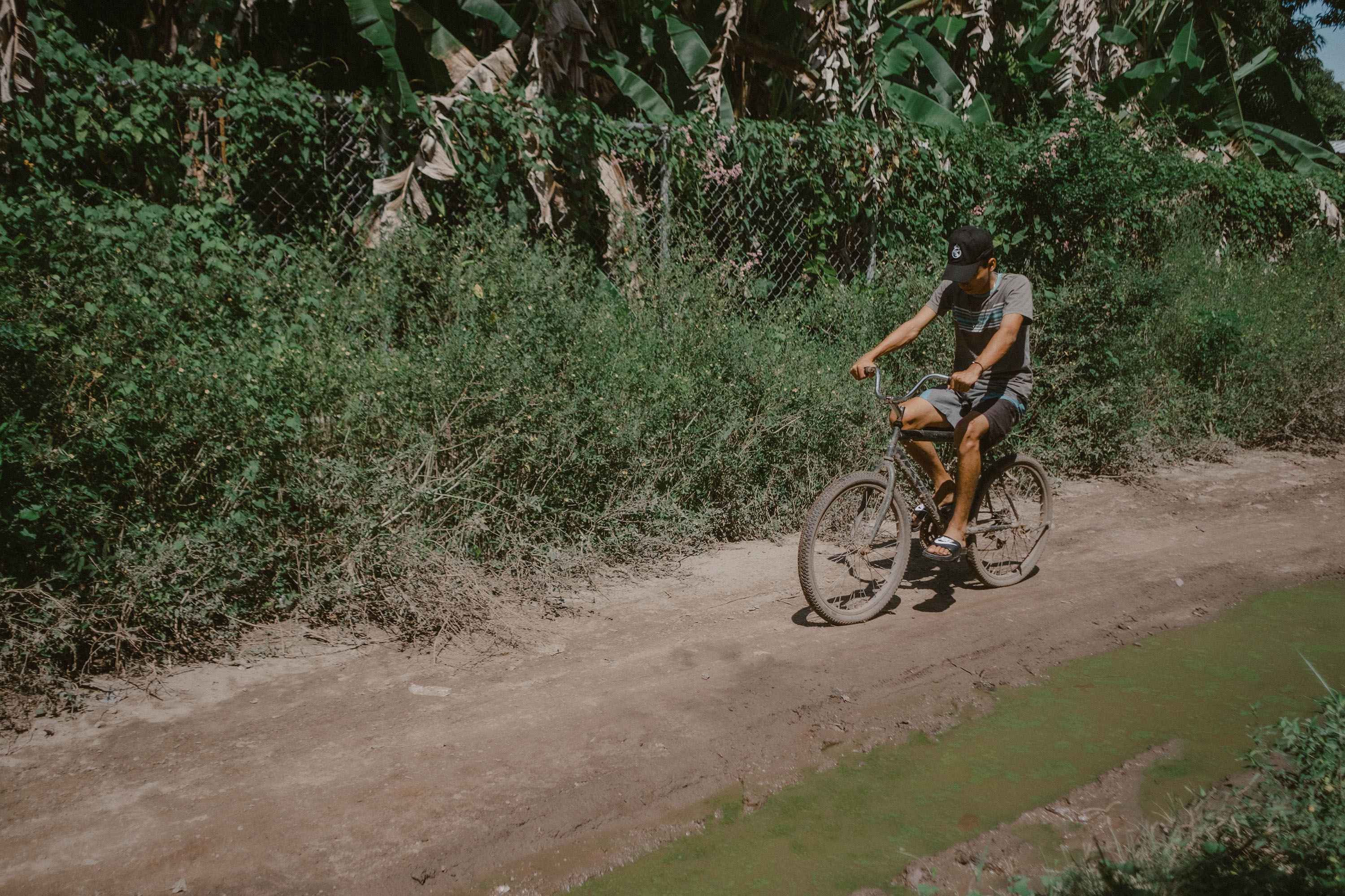 Emerson, 16, is one of eight teenagers from Amando López who were arbitrarily detained by soldiers on November 5. He is a student, and plays on the local soccer team. He lives with his mother, brother, and cousins. Photo: Carlos Barrera/El Faro
