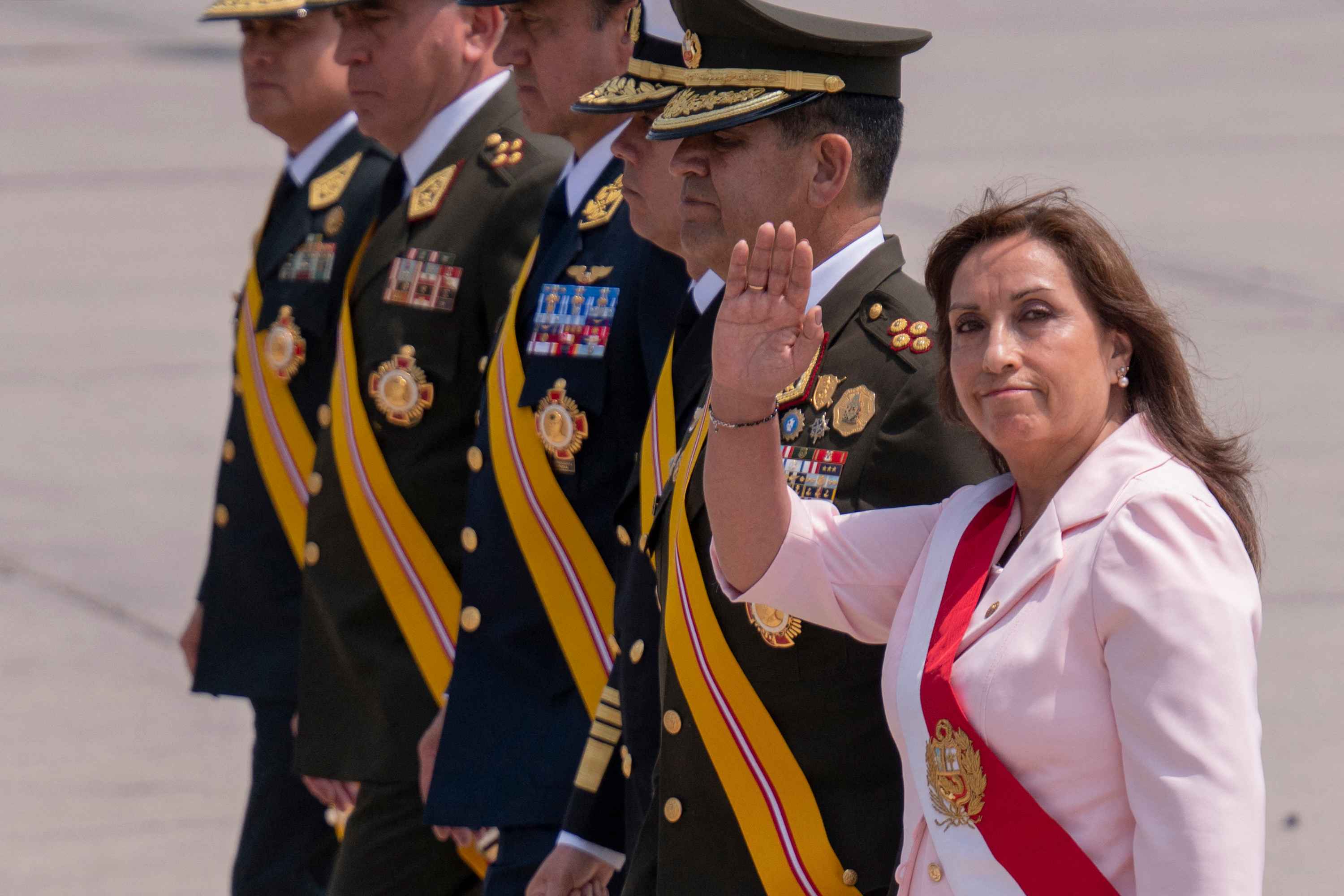 La nueva presidenta de Perú, Dina Boluarte, acompañada de comandantes de las Fuerzas Armadas, participa en un acto de conmemoración del Día del Ejército Peruano en la explanada del cuartel general del Ejército en Lima, el 9 de diciembre de 2022. - Boluarte hizo un llamado a la calma este viernes en el a raíz de violentas protestas de simpatizantes del expresidente Pedro Castillo exigiendo su liberación y nuevas elecciones, alternativa que dijo no descartar al anunciar la inminente formación de su gobierno. Foto de El Faro: Cris BOURONCLE / AFP
