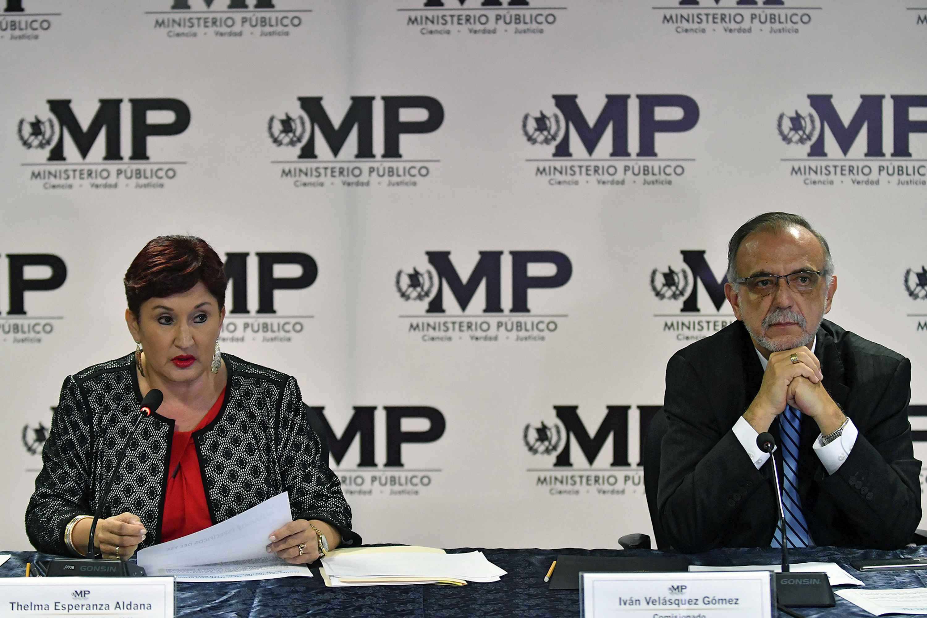 Former CICIG commissioner Iván Velásquez in a press conference with Attorney General Thelma Aldana on August 25, 2017. It was the day that the Public Prosecutor's Office and CICIG asked for the stripping of immunity of then-President Jimmy Morales on suspicion of illicit 2015 campaign finance. Photo: Johan Ordóñez/AFP