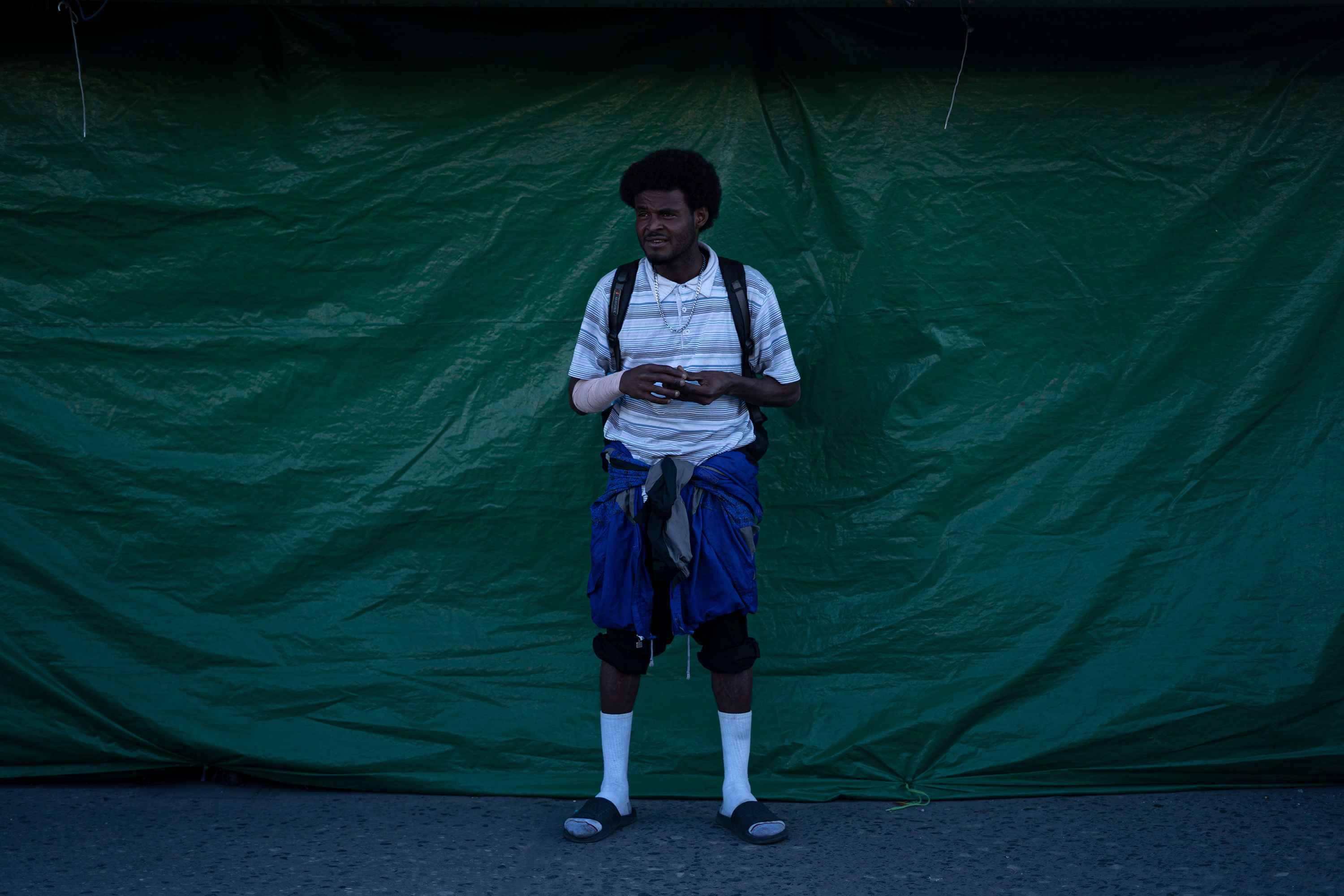 Ariel fue deportado de México y lleva más de dos meses atrapado en Ciudad de Guatemala. Tiene 34 años y es originario de Roatán, la isla más turística de Honduras. Su deseo es retomar el camino para llegar a Estados Unidos. Todos los días pide dinero sobre la Sexta avenida y 18 calle de la Zona 1 de la ciudad. Foto de El Faro: Víctor Peña.