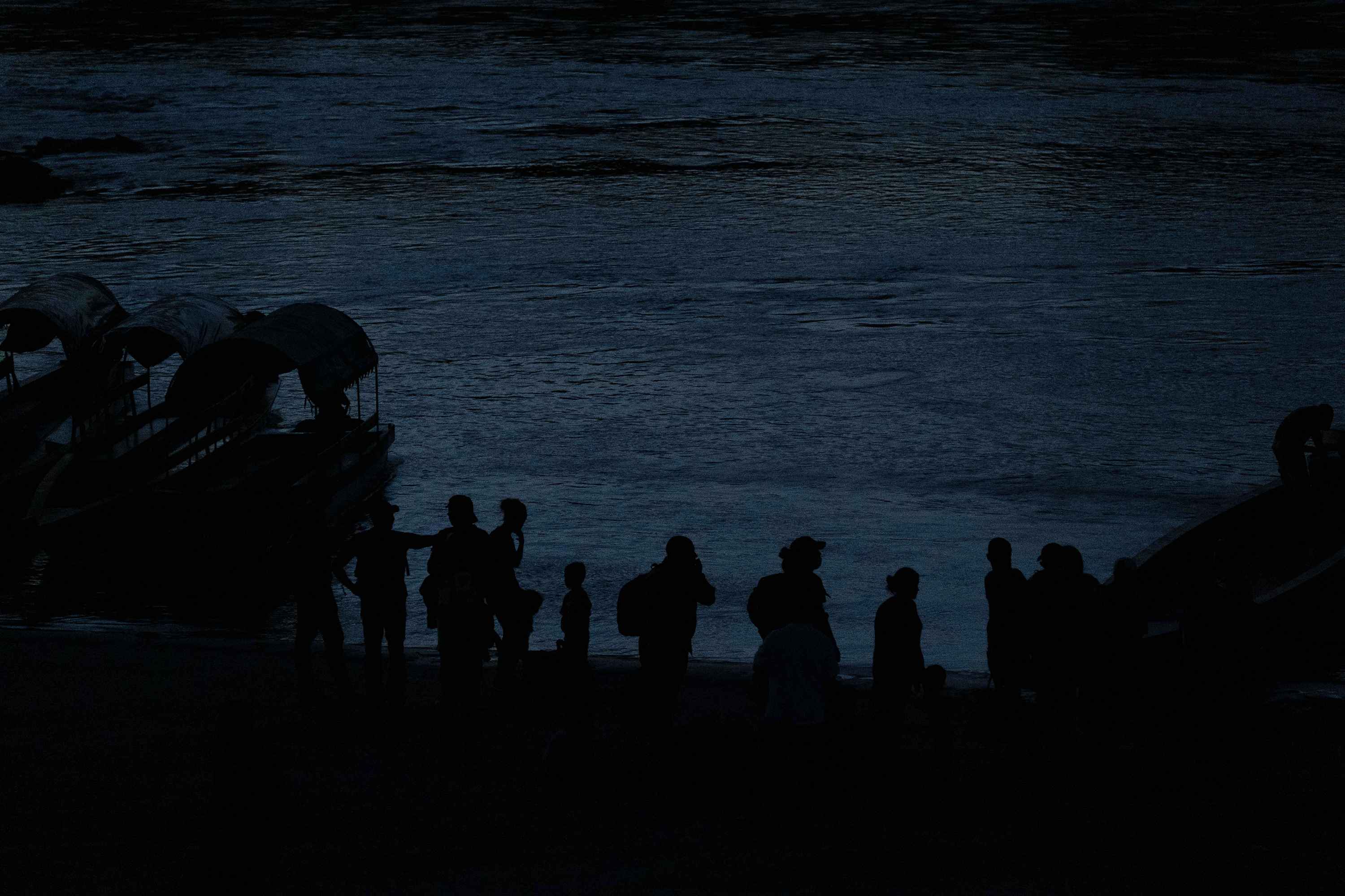 Migrantes ingresan a México de manera indocumentada despues de cruzar el río Usumacinta subidos en una balsa, en Frontera Corozal, Chiapas, México. Foto de El Faro: Isabel Mateos.