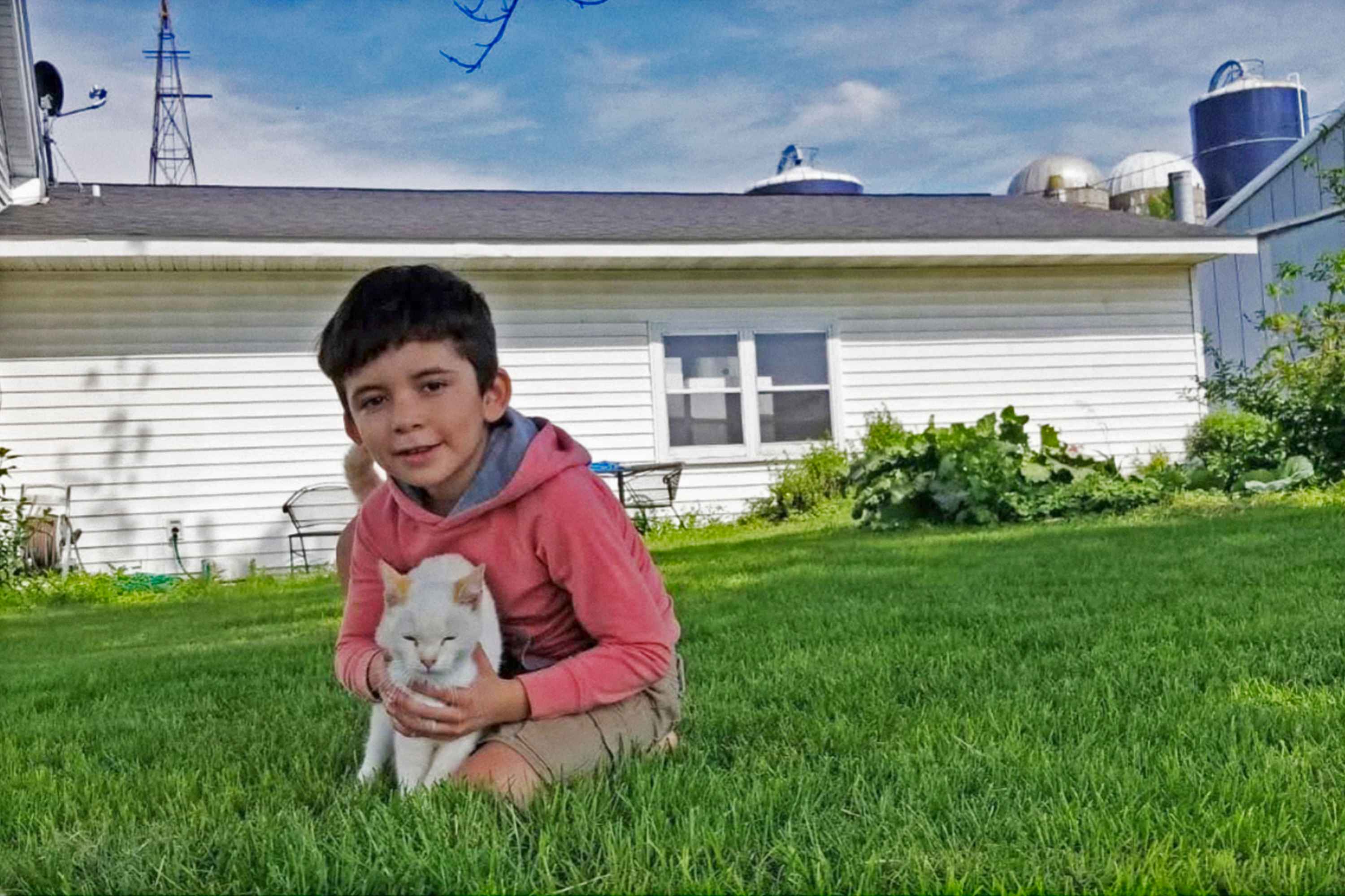 El niño nicaragüense Jefferson Rodríguez, fotografiado por su padre José en la granja D&K Dairy, en el condado de Dane, del estado de Wisnconsin. Foto de El Faro: cortesía de José María Rodríguez Uriarte.