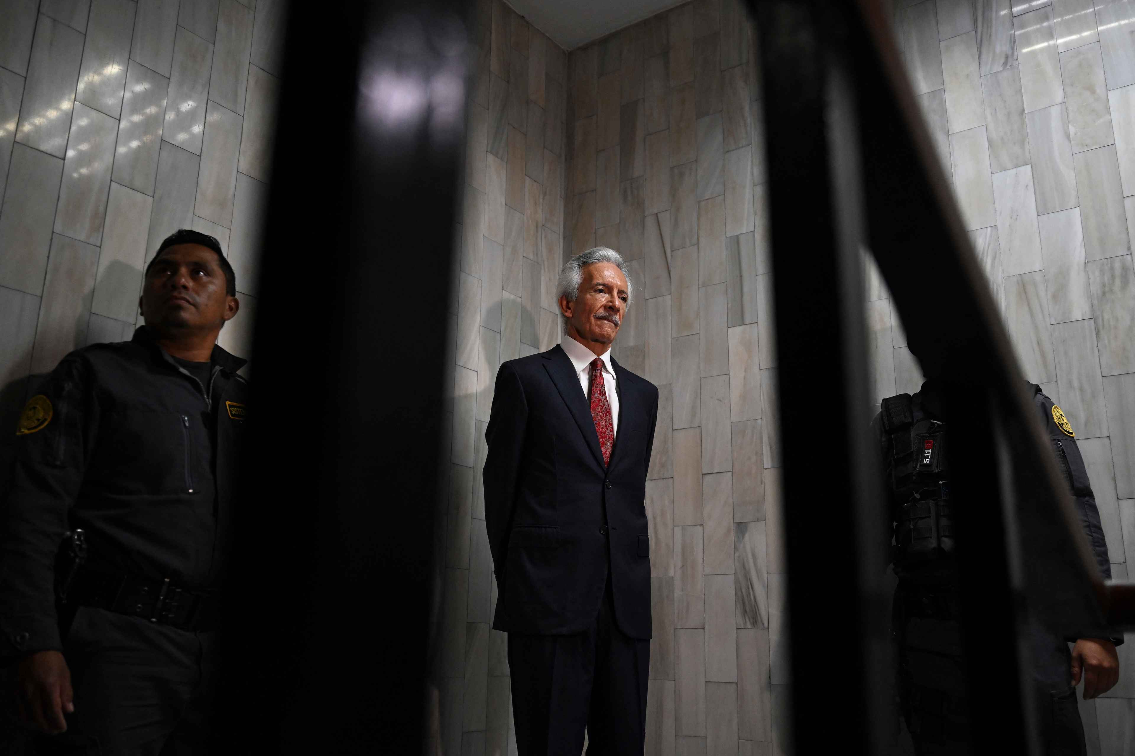 El periodista guatemalteco José Rubén Zamora, presidente del diario elPeriódico, asiste a una audiencia en el Palacio de Justicia de Ciudad de Guatemala el 2 de mayo de 2023. Zamora, dueño del diario y preso desde julio pasado, es acusado por la Fiscalía de lavado de dinero y chantaje, cargos que, según él, son represalias por decenas de publicaciones sobre la corrupción en el gobierno guatemalteco. Foto de El Faro: Johan Ordóñez/ AFP.