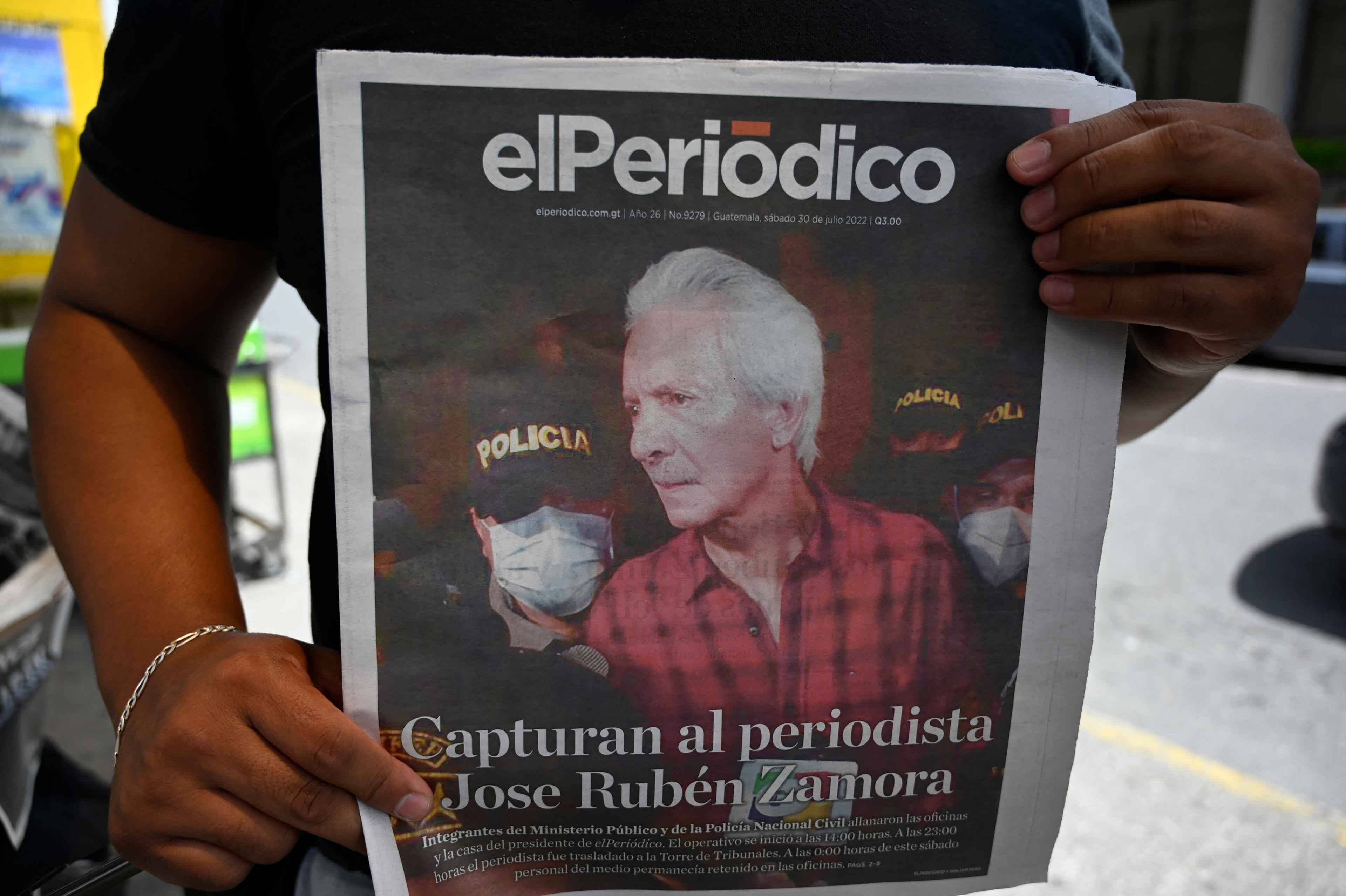 Un periodista guatemalteco protesta contra el arresto de José Rubén Zamora, presidente del diario elPeriódico, afuera del Palacio de Justicia, en Ciudad de Guatemala, el 30 de julio de 2022. Un periódico de investigación en Guatemala que publicó reportajes sobre corrupción gubernamental anunció el 12 de mayo de 2023, cerraba por “persecución criminal y presión económica”. Foto de El Faro: Johan Ordóñez/ AFP.