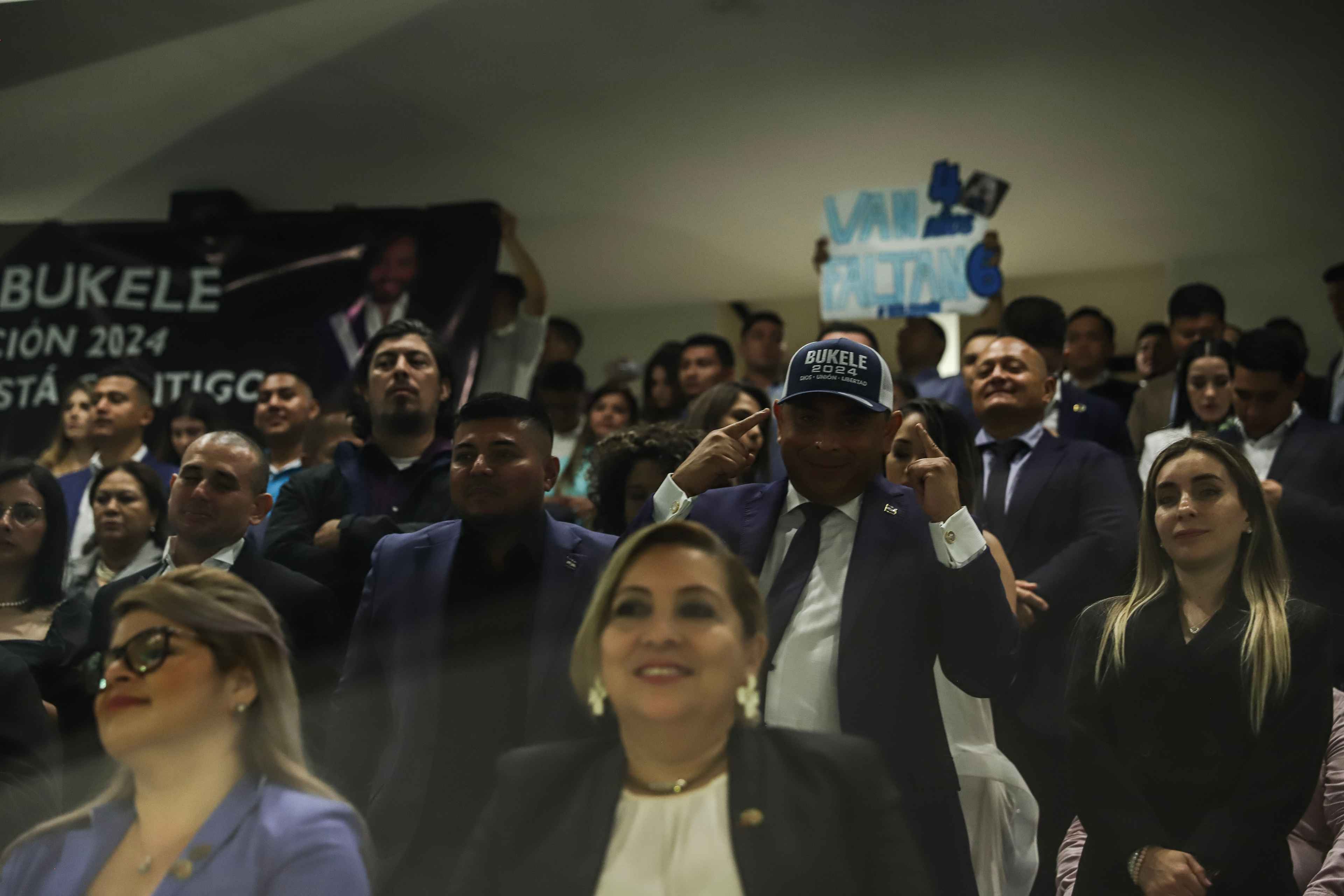 Guests in the Assembly cheered during Bukele's speech and chanted for his reelection. Bukele didn't broach his campaign but stopped to acknowledge the shouts and signs from his fans. Photo Carlos Barrera