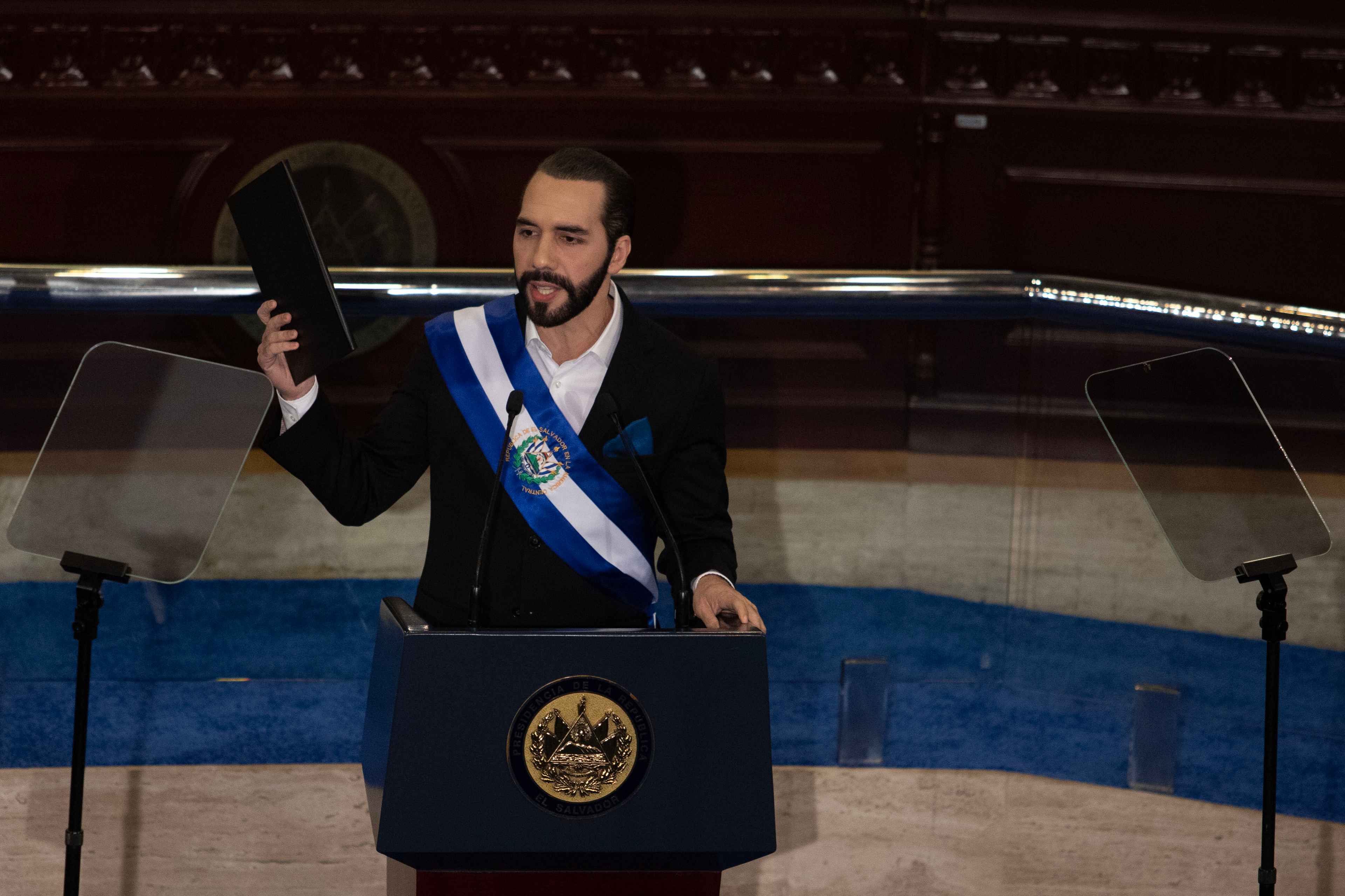 Bukele closed his appearance by announcing an operation that was being carried out in real time by the Attorney General's Office in yet another sign of how lines of judicial independence have been blurred in El Salvador. Photo Carlos Barrera