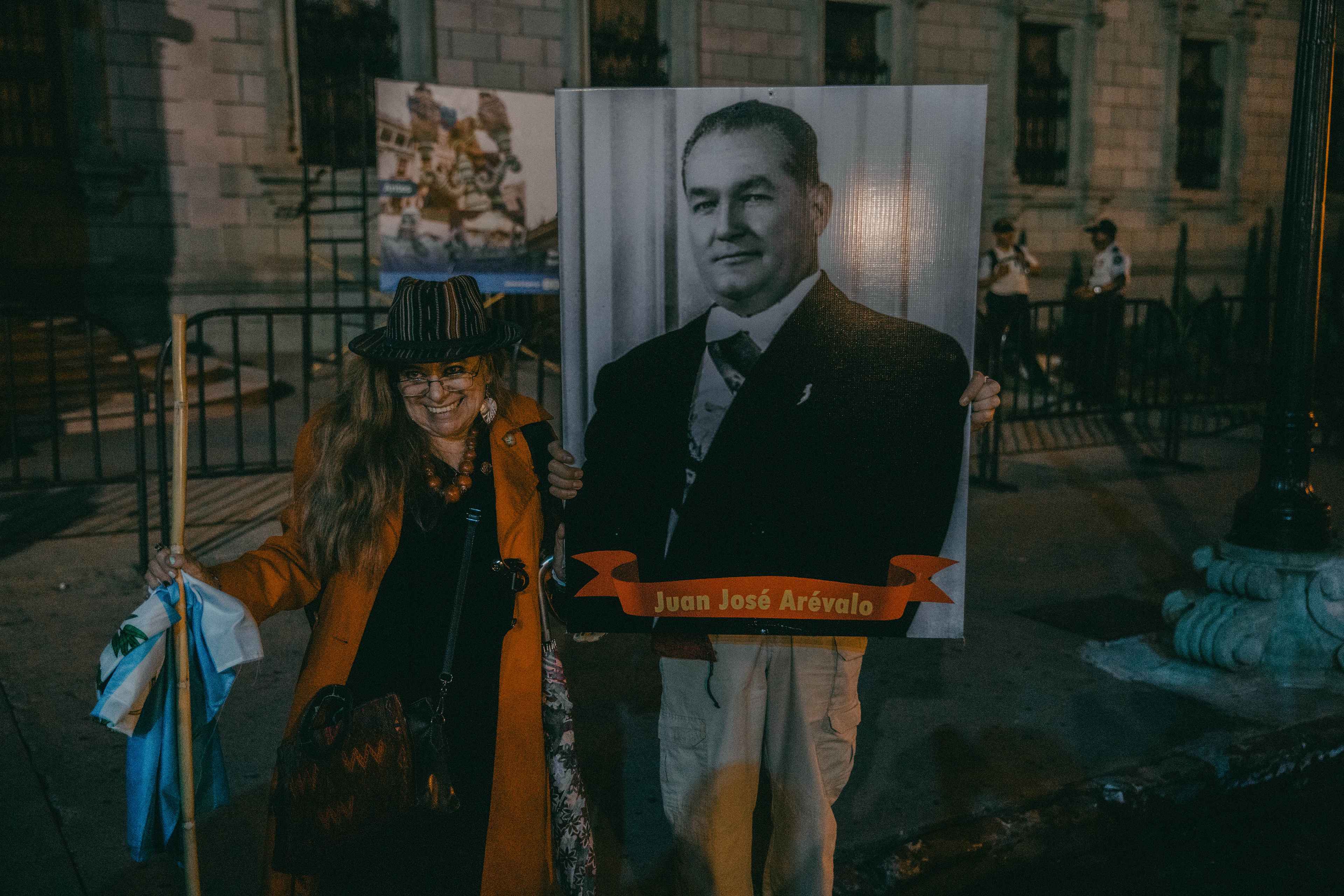 Seguidores del Movimiento Semilla se hicieron fotografías con la imagen del padre de Bernardo Arévalo y expresidente de Guatemala, Juan José Arévalo, a quien los militantes del partido han catalogado como uno de los mejores gobiernos de la historia del país centroamericano. Foto de El Faro: Carlos Barrera
