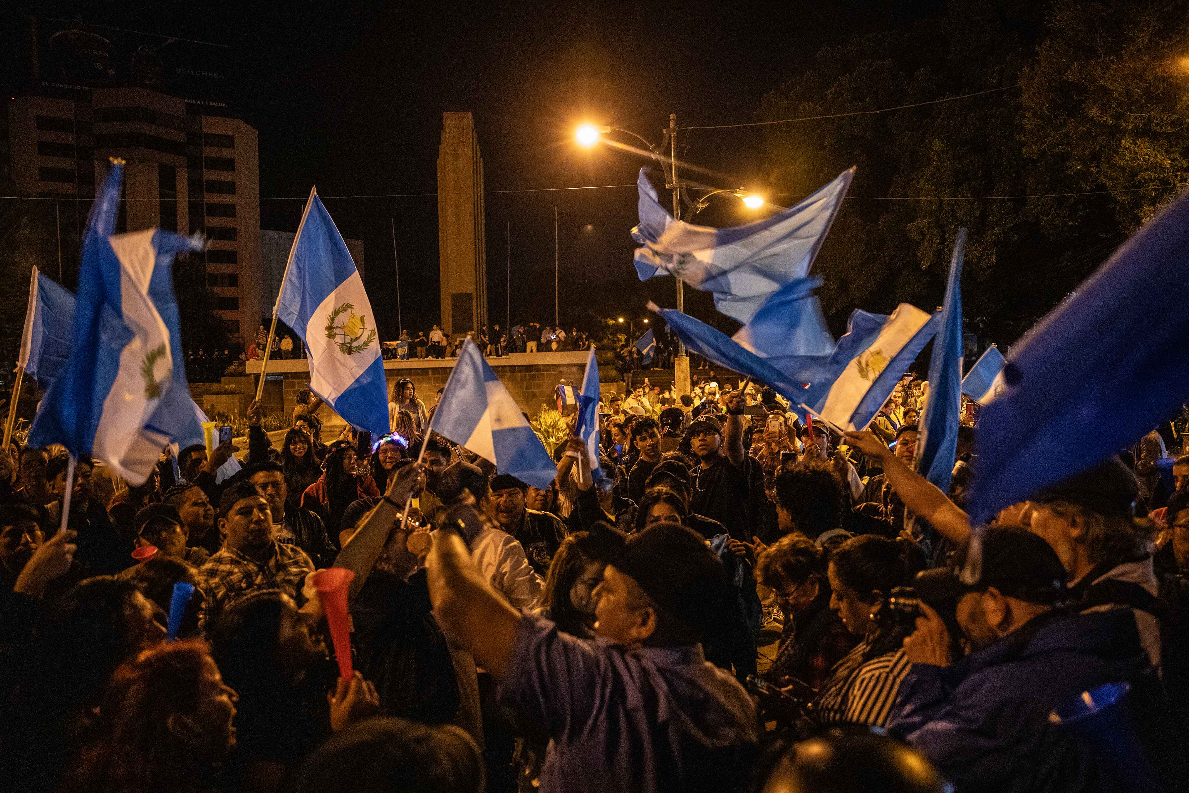 Centenares de personas se congregaron para celebrar, en la plaza Obelisco, a un kilómetro del comando de campaña de Semilla, en la zona 14. Algunos diputados caminaron hasta ahí para festejar con la gente. Foto de El Faro: Carlos Barrera