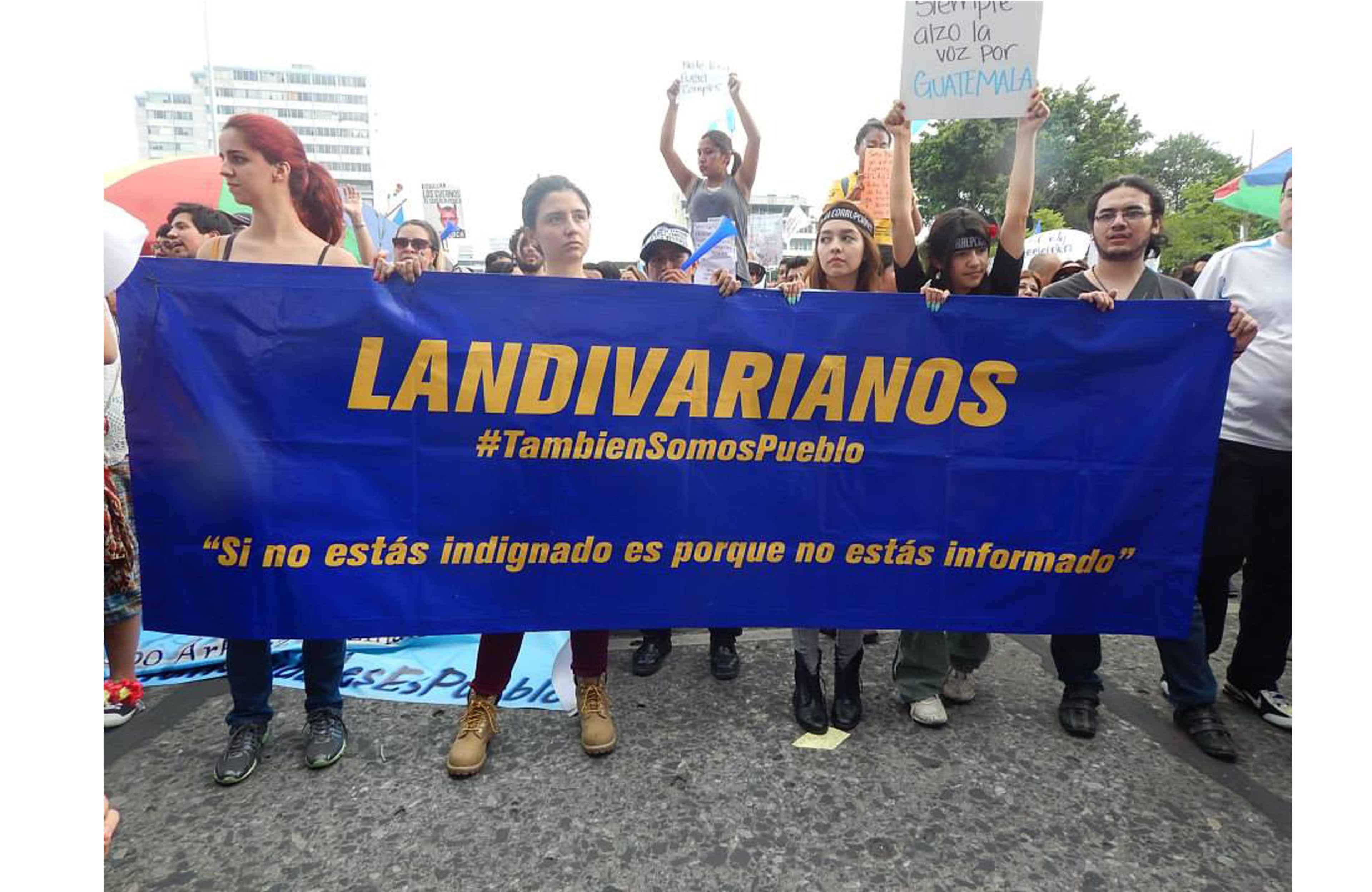 De movimientos estudiantiles como "Landivarianos" surgieron líderes de Semilla como Samuel Pérez Álvarez, primer secretario general del partido. Landivarianos surgió en 2015 entre el estudiantado de la jesuita Universidad Rafael Landívar, un centro de estudios privado con menos tradición de organización comparada con la estatal Universidad San Carlos. "También somos pueblo" era un intento de romper barreras con la universidad pública que usaba el lema "USAC es pueblo". Foto: Facebook Semilla