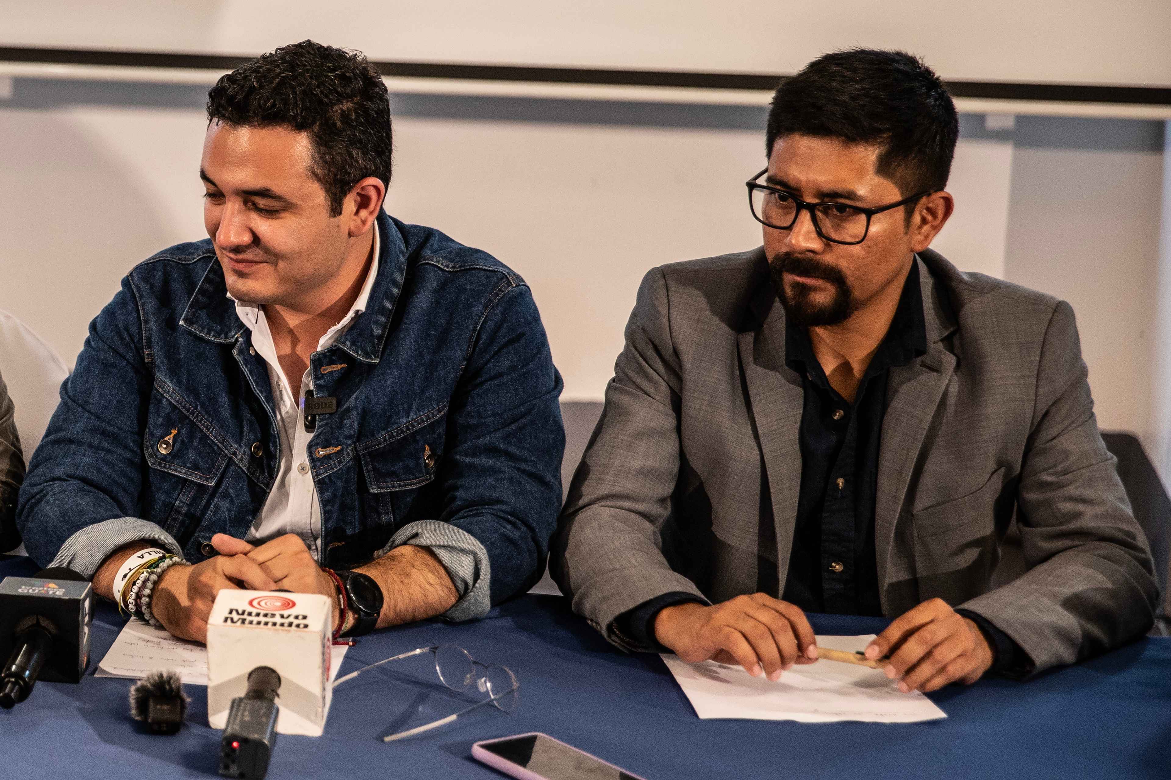 Los diputados del Movimiento Semilla Román Wilfredo Castellanos Caal (derecha) junto y Samuel Pérez, la tarde del 20 de agosto del 2023 durante el proceso de elecciones presidenciales en las que Semilla se impuso con ventaja de 21 puntos al partido UNE. Foto de El Faro: Carlos Barrera