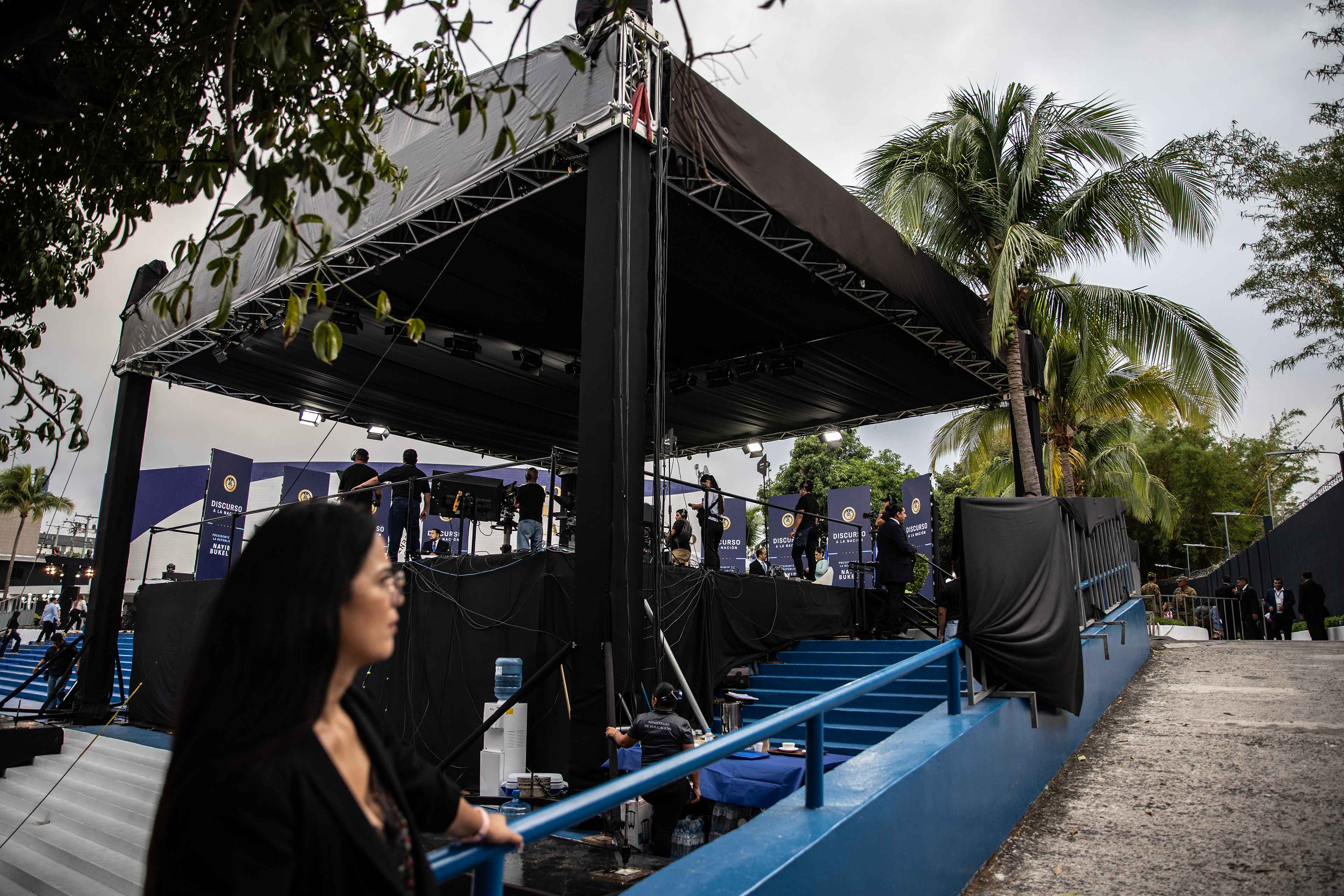 The set of the state-run television Channel 10 transmits President Bukele's fourth state-of-the-nation address outside the Legislative Assembly. Photo Carlos Barrera