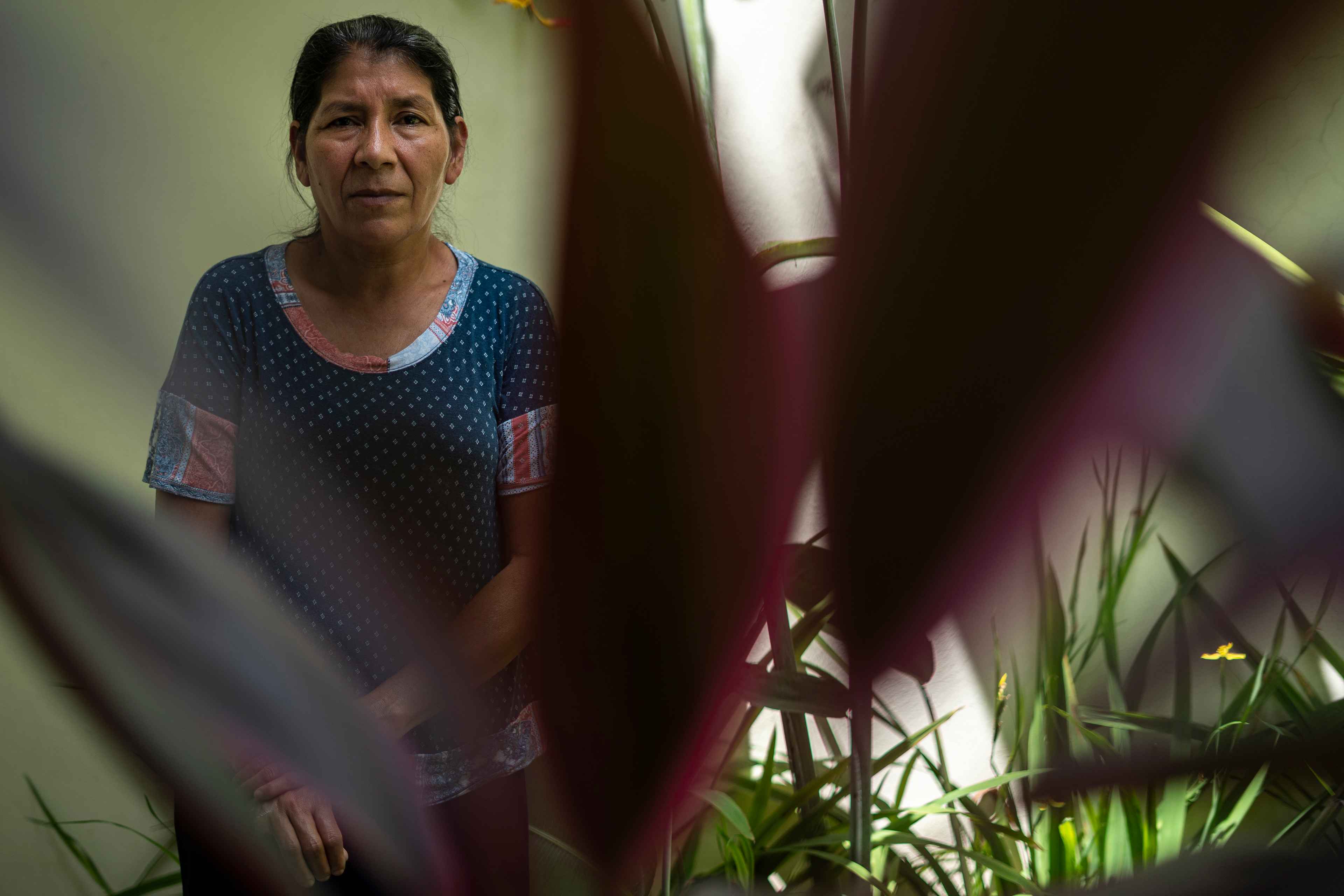 Vidalina Morales, de 55 años y presidenta de la Asociación de Desarrollo Económico y Social de Santa Marta (ADES), durante una entrevista ofrecida a El Faro, en las oficinas de FESPAD, en la ciudad de San Salvador, el 14 de junio de 2023. Foto de El Faro: Víctor Peña. 