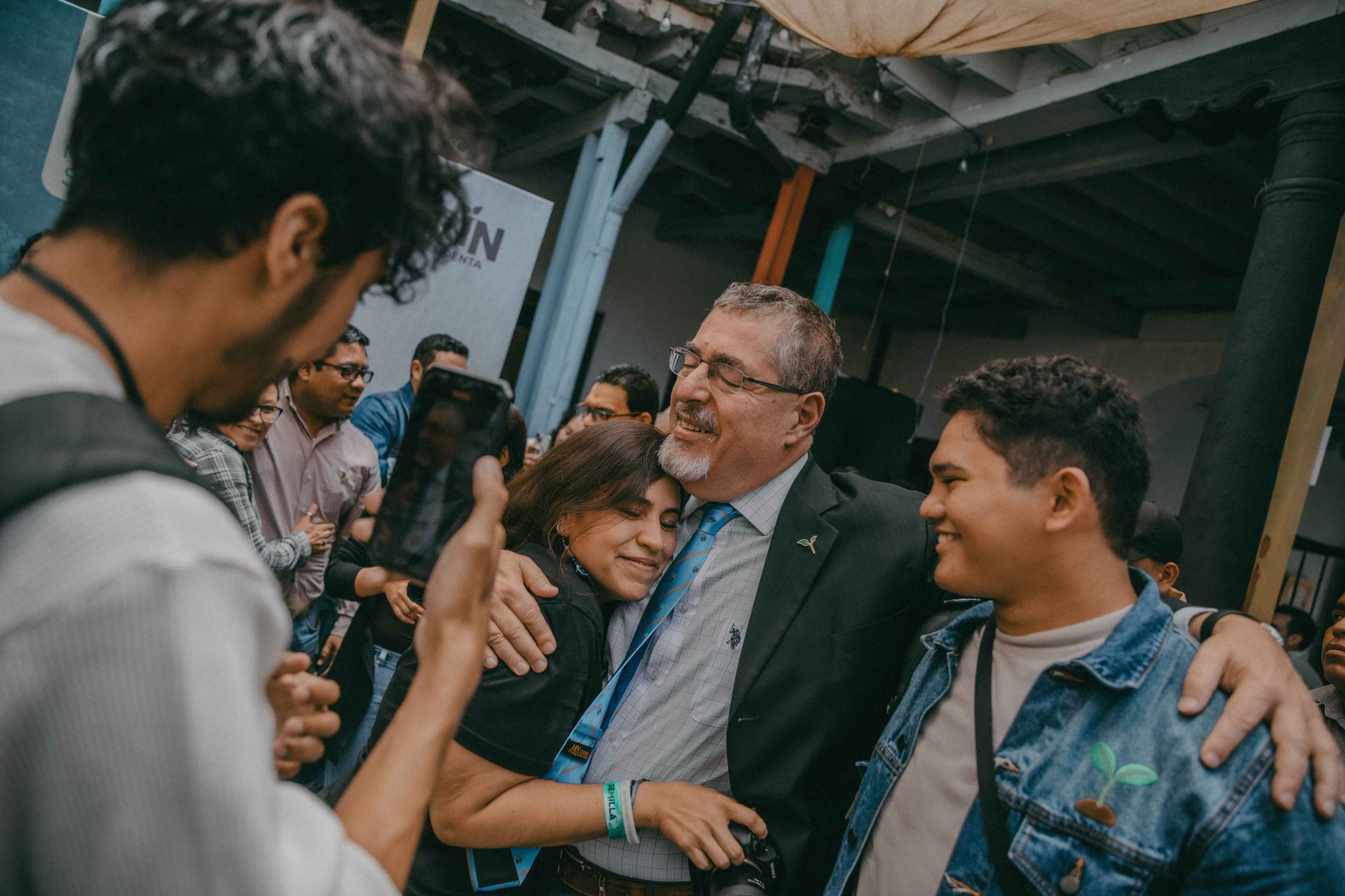 A good part of Bernardo Arévalo's campaign team is composed of young people, some of whom are recent graduates. Despite the political tension that has surrounded the Guatemalan presidential elections, the candidate was frequently seen chatting and joking with members of his team. Some joined as volunteers in the first round before the campaign command expanded for the second round.