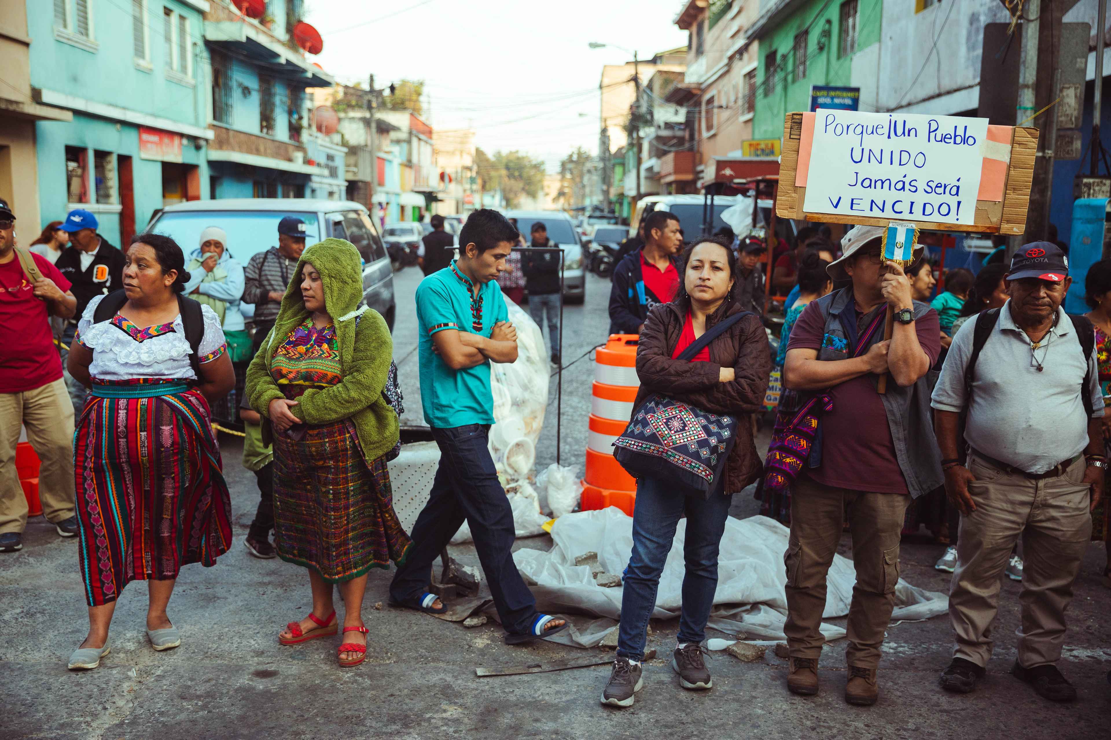 El sábado 13 de enero de 2024 las comunidades indígenas cumplieron 104 días de campamento frente a la sede del Ministerio Público para exigir la renuncia de la fiscal general Consuelo Porras. También pedían respetar los resultados de las elecciones después de que fiscales secuestraran en el TSE cajas con papeletas de la elección presidenciale. Foto de El Faro: Carlos Barrera
