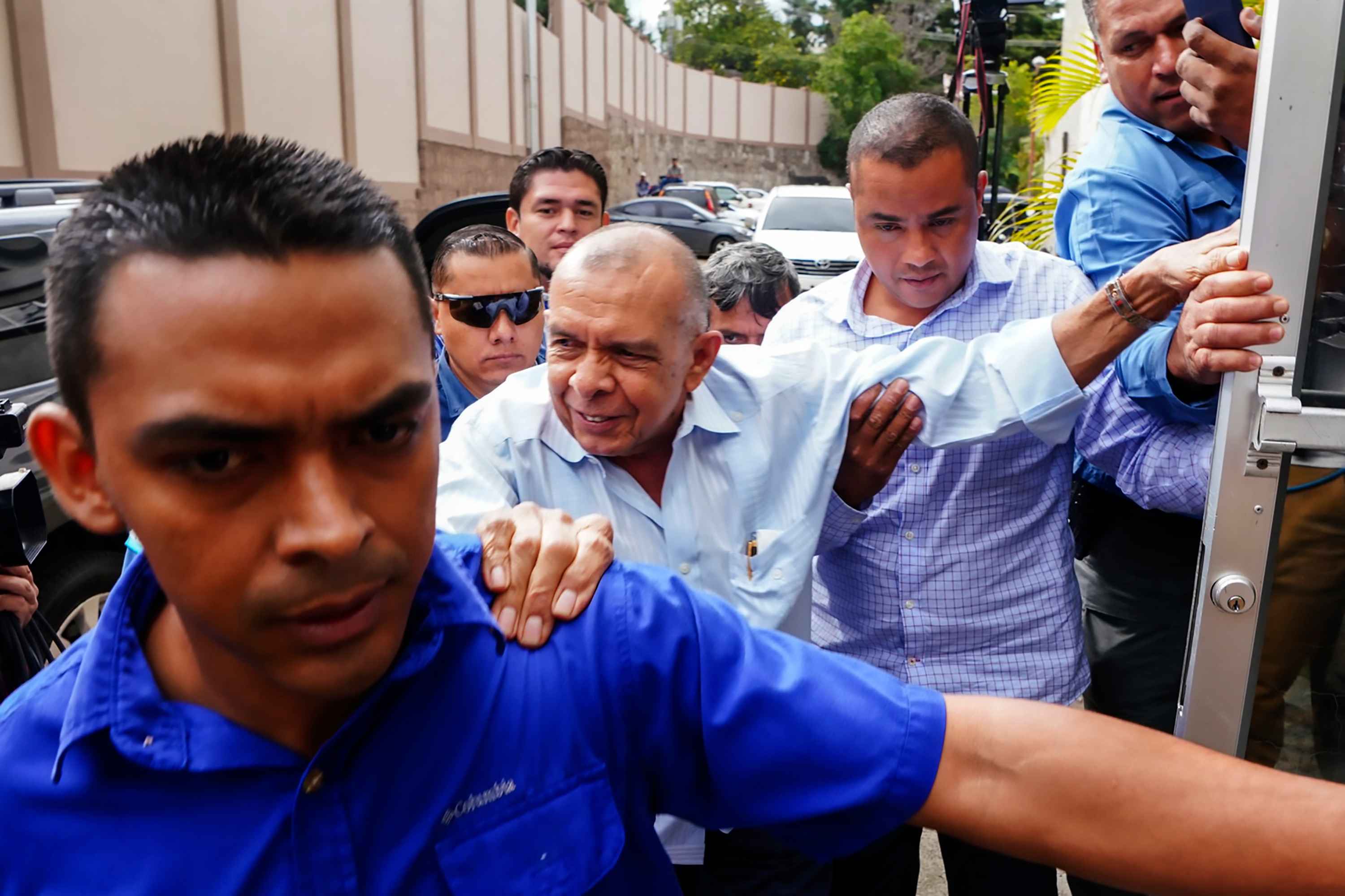 Former President of Honduras Porfirio "Pepe" Lobo (center), upon his arrival in court in Tegucigalpa on April 13, 2023, to face charges of corruption during his administration. Former President Juan Orlando Hernández is also accused in the case, which is still awaiting trial. Photo Johny Magallanes/AFP