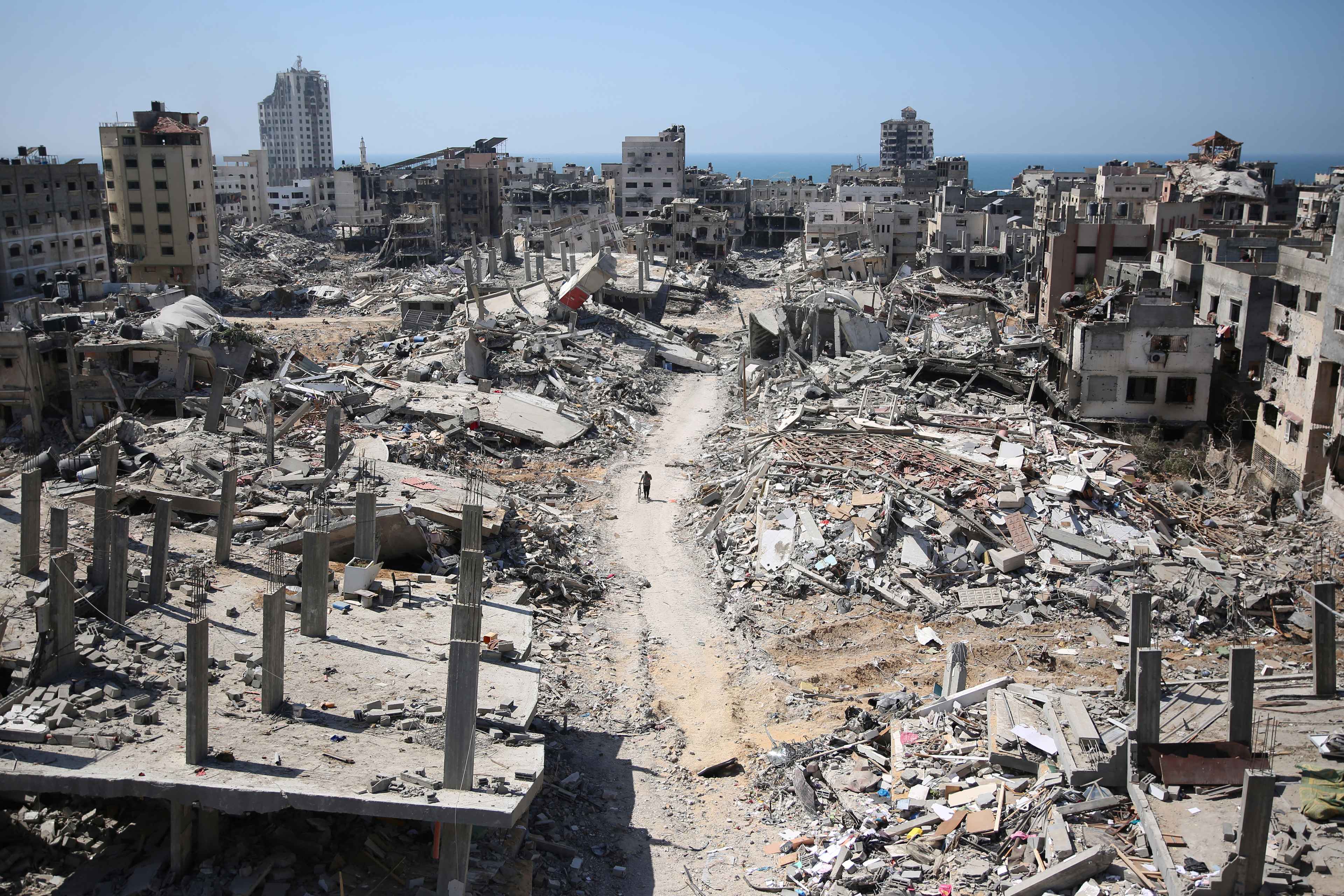 Un hombre camina entre los escombros de un edificio en el área devastada en los alrededores del hospital Al-Shifa, de Gaza, el 3 de abril de 2024. Foto de El Faro: AFP.