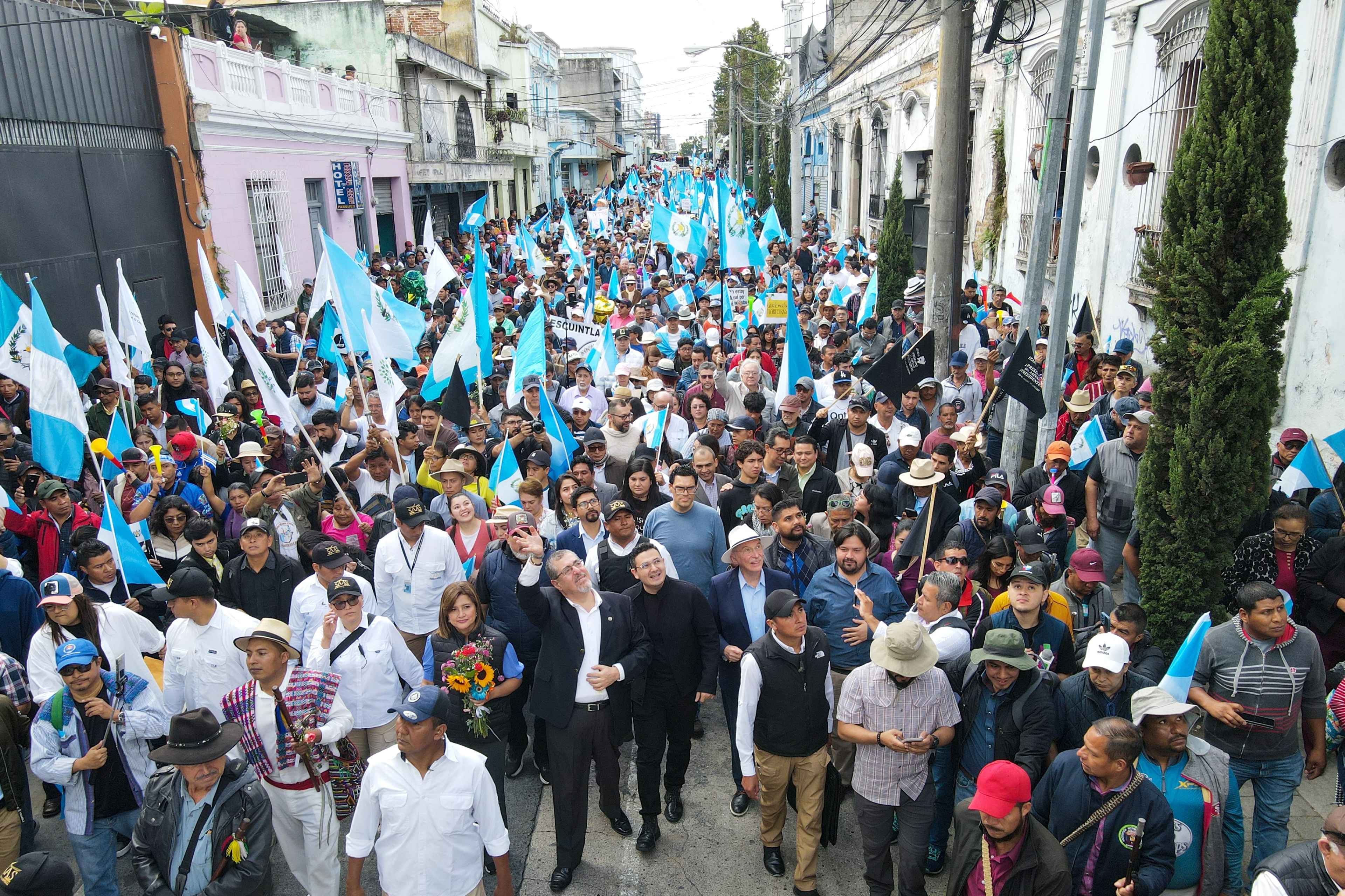 El diputado Samuel Pérez camina a la par del presidente electo Bernardo Arévalo al frente de la "Marcha por la democracia", sostenida en la Ciudad de Guatemala el 7 de diciembre de 2023, para exigir la renuncia de la fiscal general Consuelo Porras. Foto de El Faro: Carlos Alonzo/AFP.