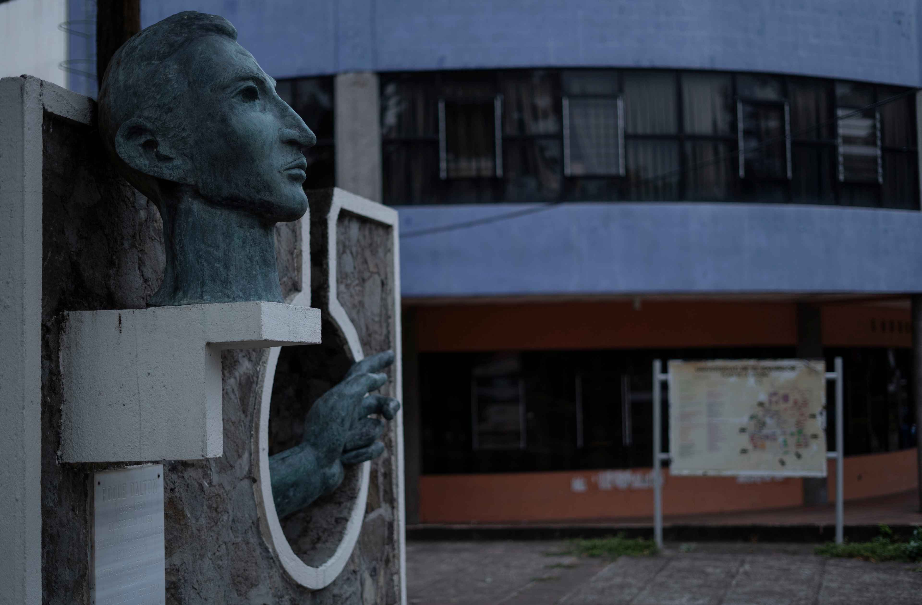 Monumento al poeta Roque Dalton, frente a la Plaza Central y la Escuela de Artes de la Universidad de El Salvador. Dalton es una figura presente en muchos sectores del campus universitario. Foto de El Faro: Víctor Peña. 