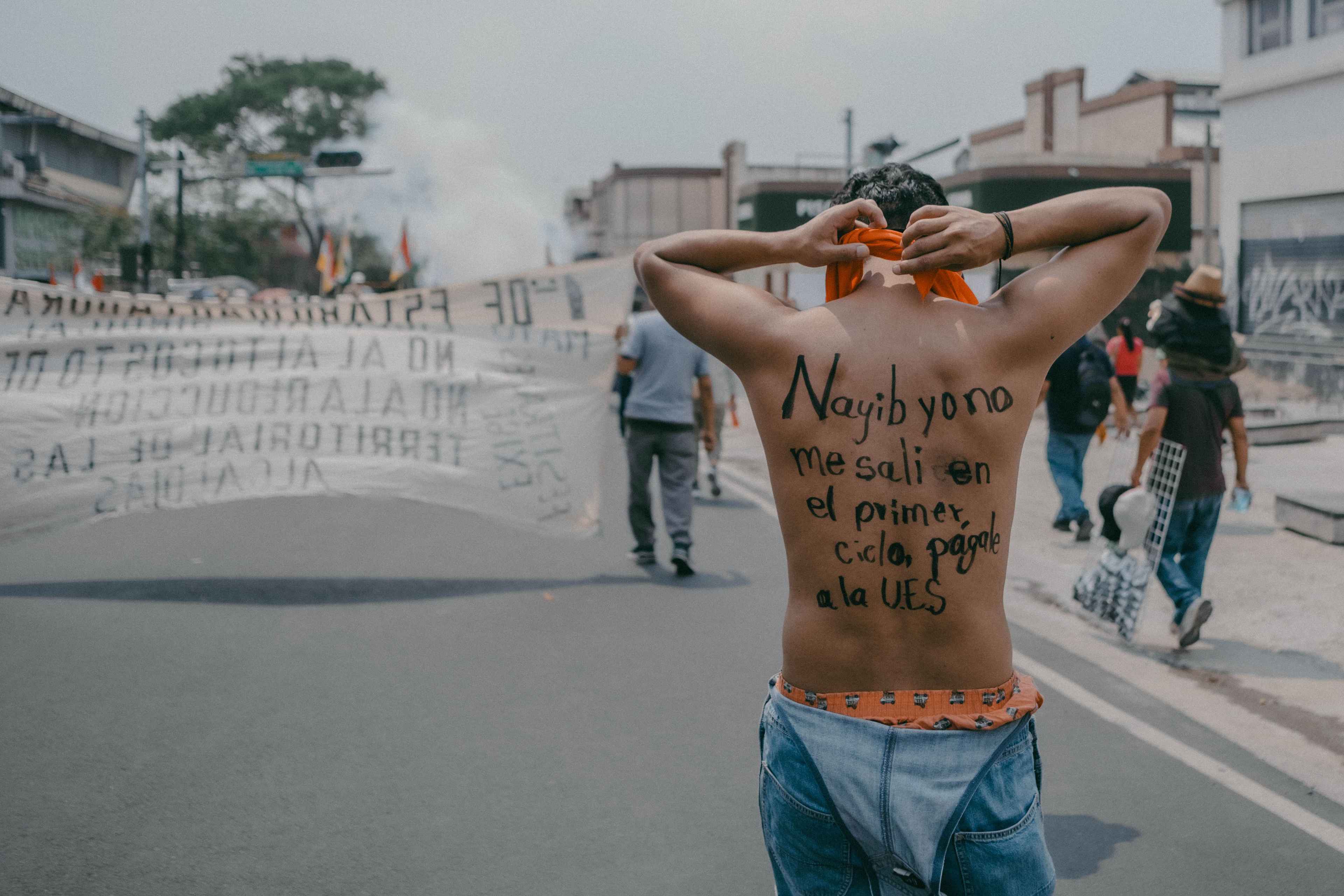 La deuda hacia la Universidad Nacional por parte del Gobierno de Nayib Bukele asciende a $51.3 millones. Esa deuda fue una de las causas por las que un grupo de estudiantes salió a protestar durante la conmemoración del Día del Trabajo, el 1 de mayo del 2024. Foto de El Faro: Carlos Barrera