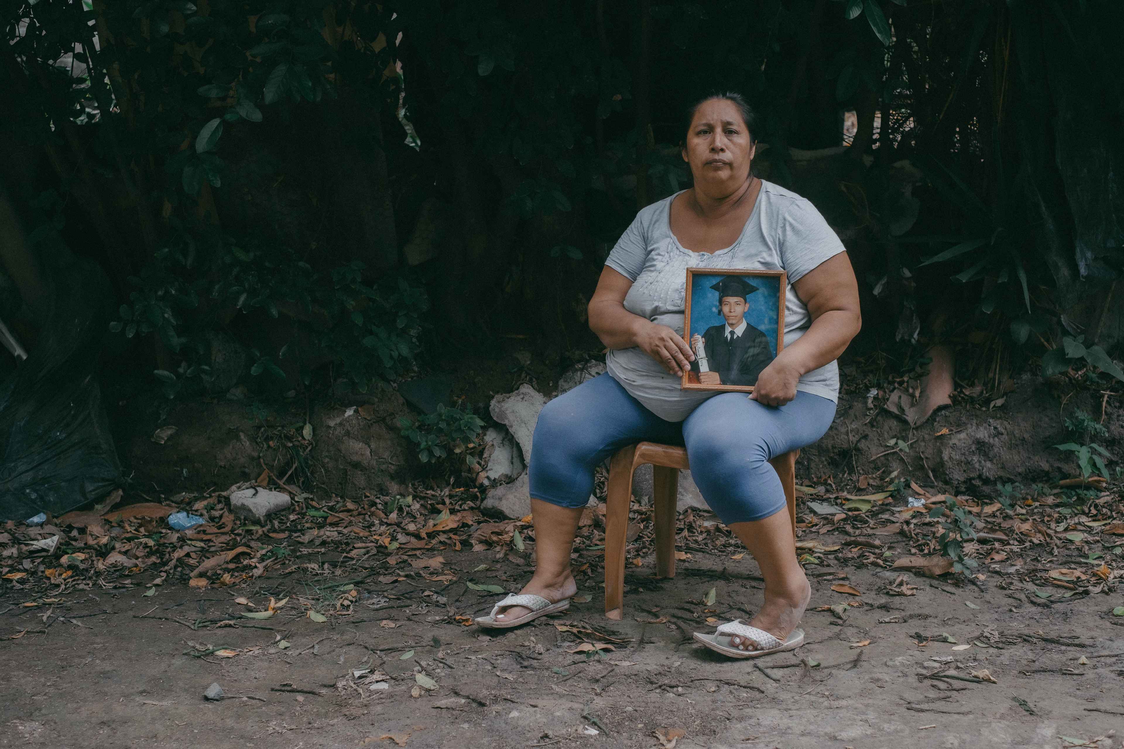 María Maradiaga, de 45 años, vive en el cantón El Botoncillal, del distrito de Colón. En 2019, ella y su hijo Manuel, que por aquellos días tenía 25 años, votaron por el candidato presidencial de Gana, Nayib Bukele. El 18 de abril de 2022, María estaba en casa junto a sus hijos cuando una patrulla se estacionó al frente y los policías pidieron que los hombres salieran. Ese día, el régimen de excepción se llevó a sus hijos. El menor de los dos hijos, Christian, fue liberado pocas horas después, porque otros policías lo reconocieron, sabían que padecía de una discapacidad intelectual. Manuel fue enviado a Mariona, donde pasó 20 días y fue liberado después de que se determinó que no tenía antecedentes penales y que no era miembro de pandillas. El 5 de abril de 2023, un empresario de buses fue asesinado en El Botoncillal. La Policía volvió a la zona y recapturó a las personas que ya habían sido capturadas y liberadas por el régimen. Ese día se llevaron otra vez a Manuel. Después de 13 meses, Manuel sigue en Mariona. La ya empobrecida economía de María fue impactada. Quedó a cargo de su hijo menor, sus dos nietos y su nuera. Desde entonces en su casa no se come carne ni pollo. Con su trabajo de cuidar a dos ancianas de lunes a viernes y ganando 5 dólares diarios compra lo básico: frijoles, arroz y a veces huevos. "En las últimas elecciones (2024) ya no voté por Bukele. A nosotros nos dejó sin la persona que traía el alimento a la casa, nos hace pasar hambre, porque dejamos de comprar comida para armar un paquete de $80 cada dos meses para mi hijo. Bukele nos sumió en la pobreza", dice María. Desde que Bukele llegó al poder por primera vez, más de 210,000 personas han caído en pobreza extrema y casi un millón de habitantes del país están al borde de la hambruna. Foto de El Faro: Carlos Barrera. 