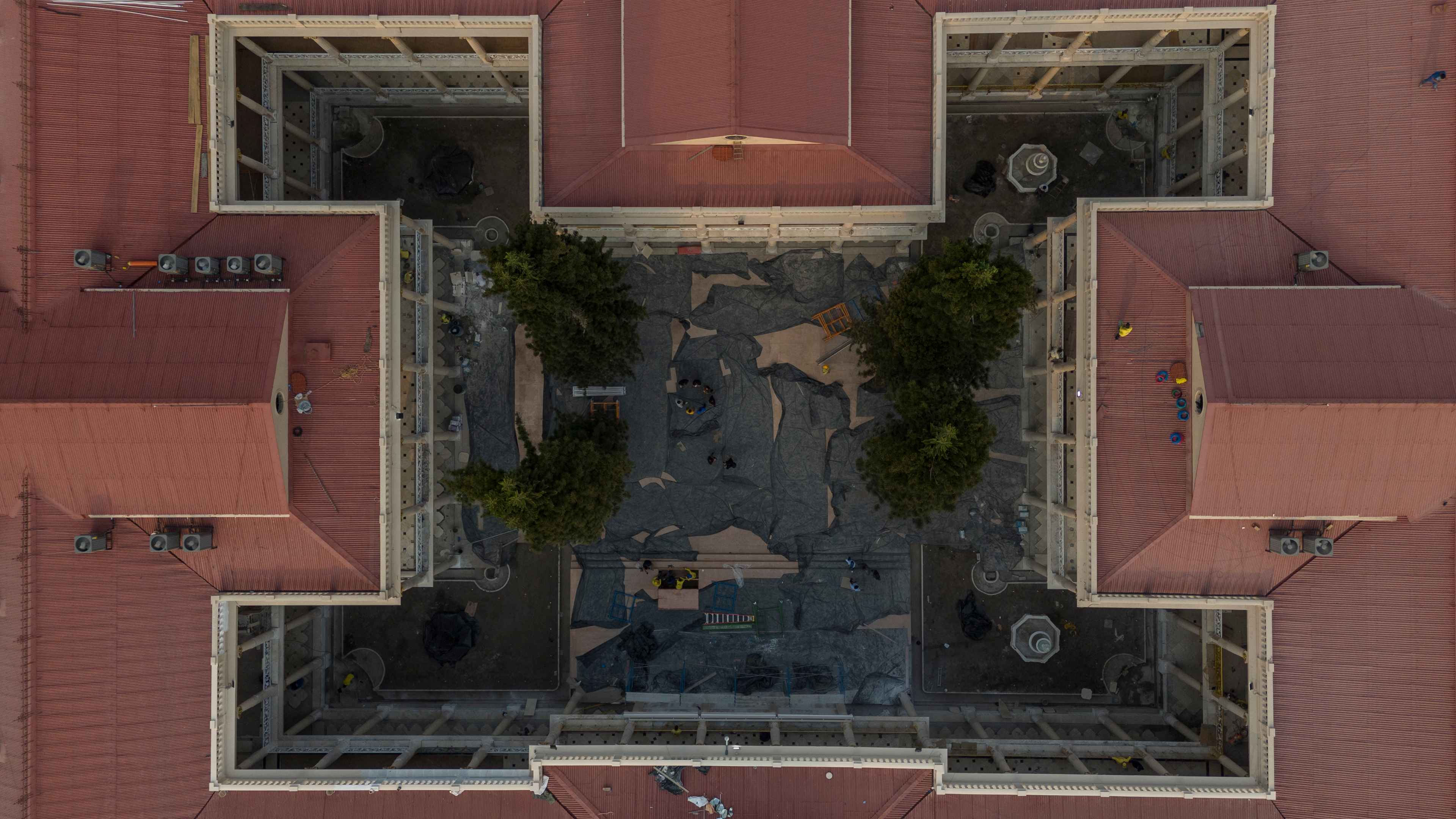 El sábado 4 de mayo de 2024, muchas cuentas en redes sociales denunciaron la destrucción de las baldosas hidráulicas del interior del Palacio Nacional, que habían sido desechadas en el río Las Cañas desde el jueves 2 de mayo. La destrucción de las baldosas de más de 113 años de antigüedad se realizó en secreto, sin que los ministerios de Cultura y Obras Publicas transparentaran su ejecución, que arremete contra las leyes que protegen el patrimonio. Desde el mes de abril, empleados del Ministerio de Obras Públicas trabajaron en una nueva decoración de los pasillos principales. Desde una perspectiva aérea podía verse la destrucción de los pisos originales que se hizo previo a que Bukele ocupara el Palacio para celebrar su segunda toma de posesión el 1 de junio de 2024. Foto de El Faro: Víctor Peña.