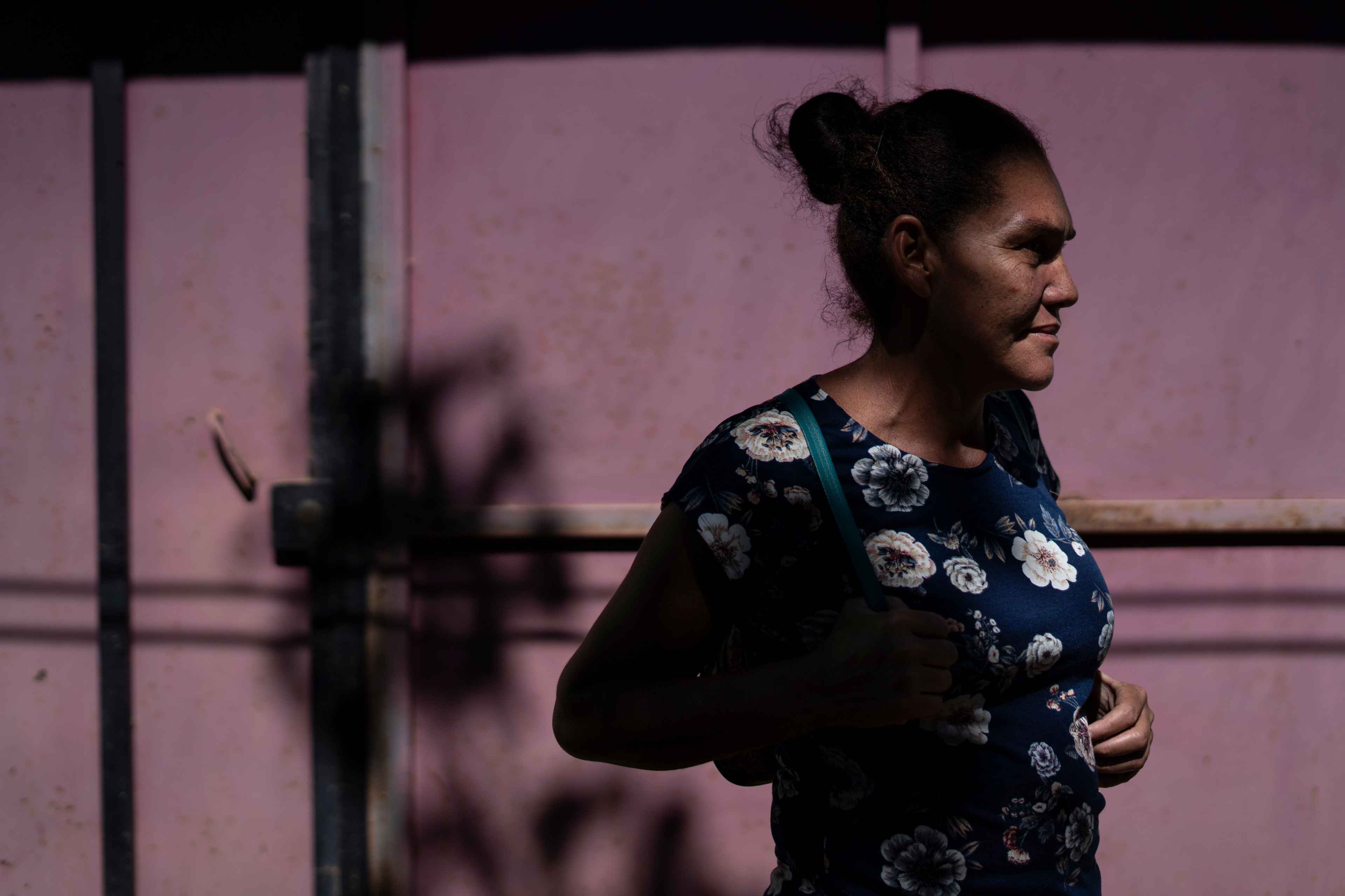 Cinco soldados llegaron a la casa de Silvia Carolina Martínez la noche del domingo 3 de julio de 2022, en la isla Espíritu Santo, en el departamento de Usulután. Cuatro meses después de que entró en vigencia el régimen de excepción. Llamaron a su puerta. Cristian Doneli Ruiz, su esposo, salió para atenderlos. Pidieron sus documentos, lo obligaron a salir a la calle y lo capturaron bajo acusación de pertenecer a grupos criminales. Unas horas después lo trasladaron a Puerto El Triunfo, la ciudad más cercana a la isla. Cristian era jornalero de la cooperativa El Jobal, la procesadora de aceite de coco, que es fuente de ingresos para unas 350 familias en esta isla donde nunca, ni antes del Gobierno de Bukele, hubo pandillas. Algunas veces, Cristian reparaba zapatos para ganar dinero extra salía a pescar. Después de la captura, la hija mayor abandonó sus estudios y buscó un trabajo para ayudar con los gastos de la casa y el costo del paquete que deben de llevar cada quince días a la cárcel. La tarde del miércoles 29 de mayo de 2024, Silvia regresaba de entregar uno de esos paquetes en el penal de Mariona, en San Salvador. Una vez más, sólo le contaron que su esposo sigue en la celda 8 del sector 6, pero ella no lo ha visto ni escuchado desde aquella noche en que se lo arrebataron de su casa. Foto de El Faro: Víctor Peña. 